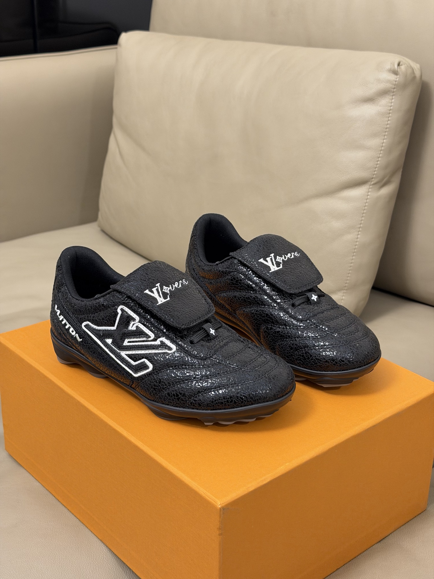 NO:646920,Top quality LV x Pharrell's new Footprint football shoes in new colors. The Louis Vuitton men's clothing line under the leadership of Pharrell has another 'hard product' - this time it injects cool genes into the football shoe category.  The new colors include black, silver, and gold. The most eye-catching part of the shoe body is the crackled texture material, which has a retro and old-fashioned high-grade texture. The iconic LV logo is embedded in the shoe body with three-dimensional lines and is matched with a Velcro closure design. It not only retains the functionality of the football shoes, but also brings out the luxurious tonality of LV, turning the sports item into a 'styling tool' that can be worn daily.  As a representative model of a high-luxury brand involved in the field of football shoes, this series has thoroughly implemented the concept of 'luxury sports', which can not only adapt to the practical needs of the football scene, but also become an eye-catching highlight in the style. Couple size 35-45, casual shoes/sports shoes, louis vuitton, louis vuitton, sneakers19860909顶级品质 LV x Pharrell 全新Footprint足球鞋新配色 Pharrell执掌下的Louis Vuitton男装线又出“狠货”—这次把酷炫基因注入足球鞋品类 新配色包含黑、银、金三款,鞋身最吸睛的是裂纹质感材质,自带复古做旧日的高级肌理；标志性LV标识以立体线条嵌入鞋身,搭配魔术贴闭合设计,既保留了足球鞋的功能性,又把LV的奢华调性拉满,让运动单品变成了能日常穿搭的“造型利器”. 作为高奢品牌涉足足球鞋领域的代表款,这一系列把“奢华运动”的概念落地得很彻底既能适配足球场景的实用需求,也能成为造型里的吸睛亮点. 情侣码数 35-45,休闲鞋/运动鞋,louis vuitton,louis vuitton,sneakers,Women's Shoes