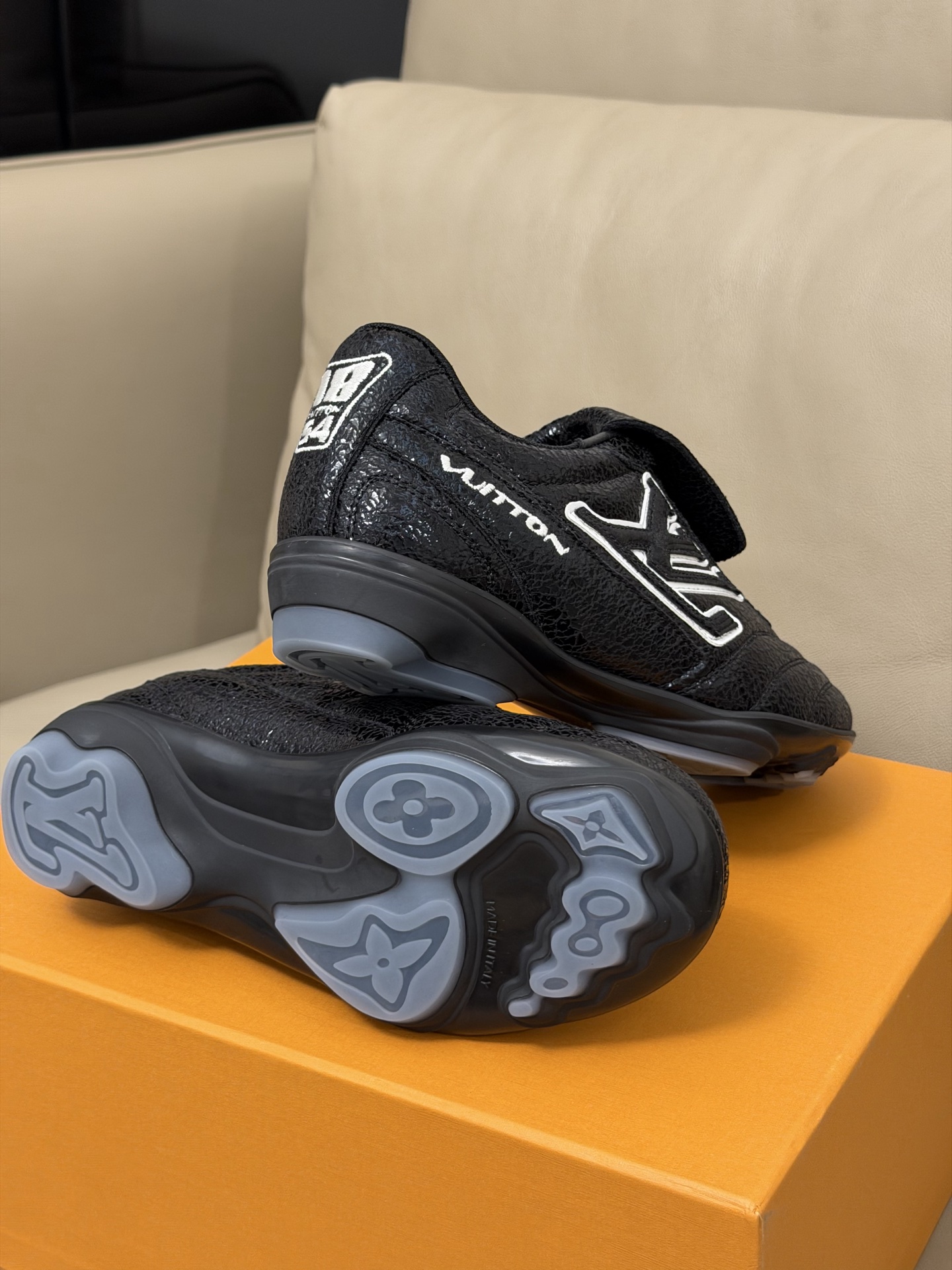 LV x Pharrell 全新Footprint足球鞋新配色Pharrell执掌下的Louis Vui