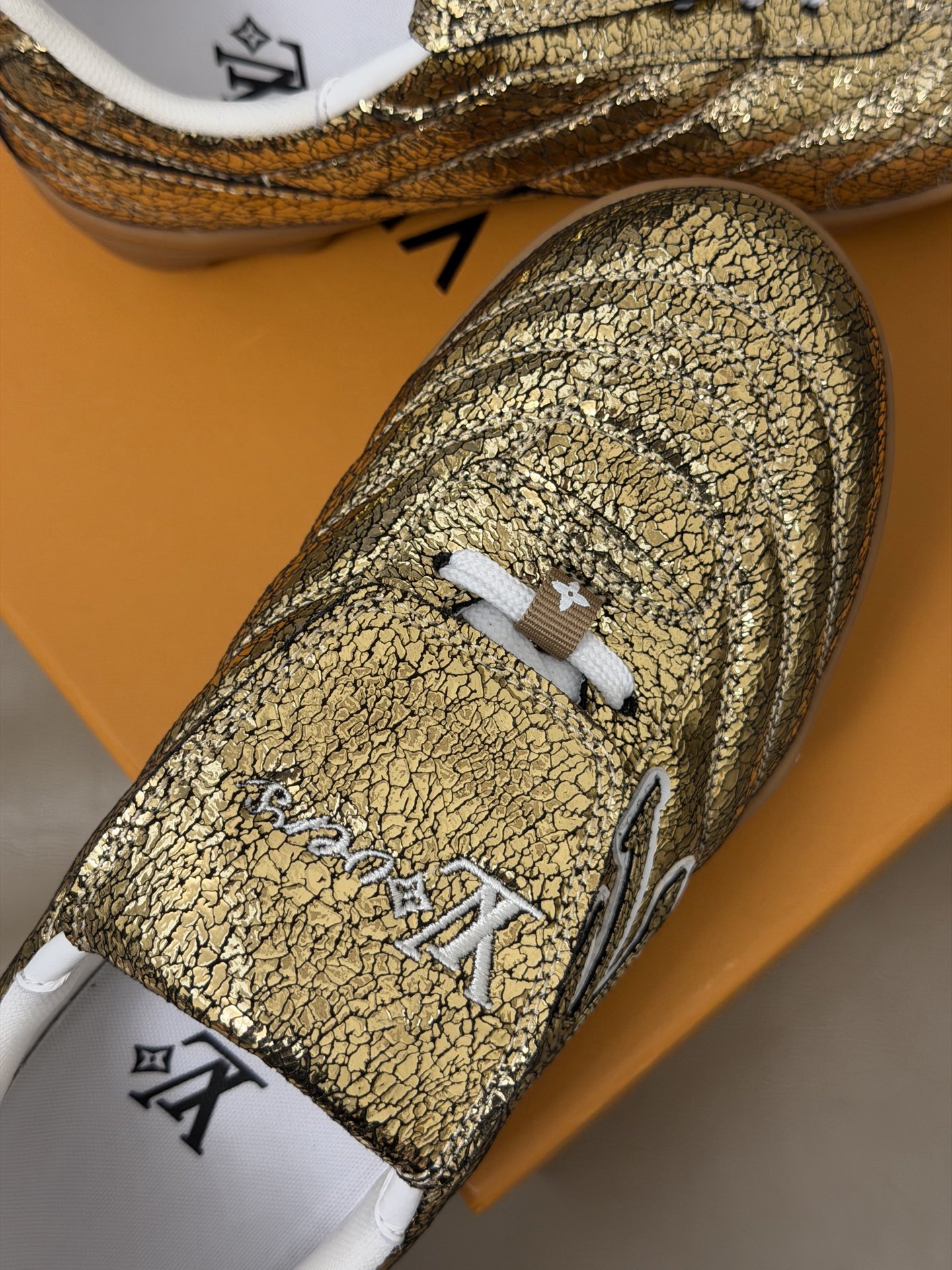 LV x Pharrell 全新Footprint足球鞋新配色Pharrell执掌下的Louis Vui