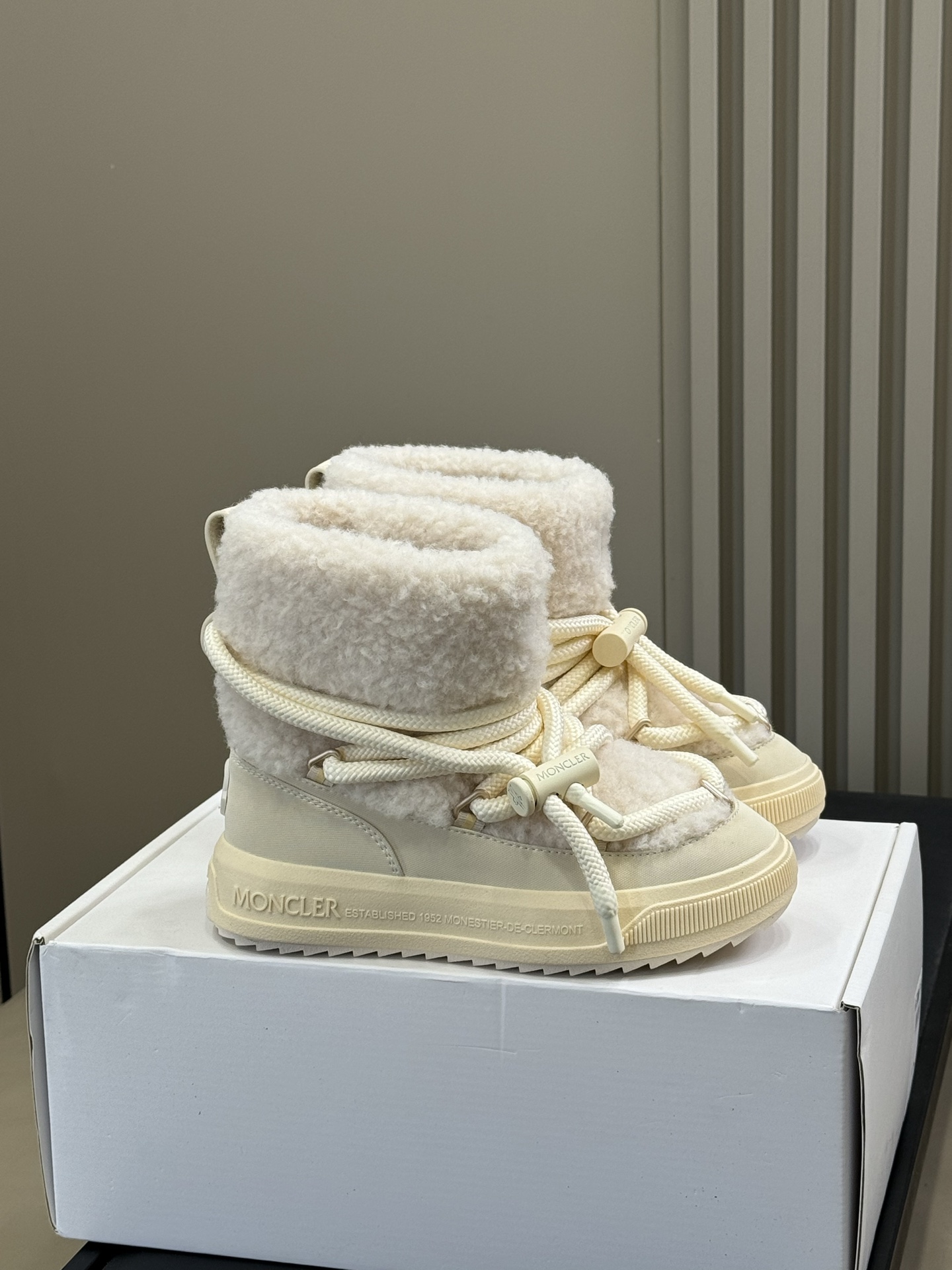NO:652174,Top quality moncler25 autumn and winter snow boots. The new autumn and winter adjustable elastic buckle plush short boots snow boots are made of lamb wool + suede leather splicing. The main body of the shoe is made of soft lamb wool material. The toe/side of the shoe is matched with suede leather. The inside is also fully plush lining, which not only ensures warmth in winter, but also enhances the layering through material splicing.  Paired with an off-white distressed rubber thick sole, the shoe shape is a rounded 'bread boot' silhouette, which not only shows slender legs but also has a lazy retro feel. At the same time, the soles are light and non-slip. Environmentally friendly hair-planted inner foot pads. Original molded outsole, increased by 4cm, size 35-41, snow boots, boots19860909顶级品质 moncler25 秋冬 雪地靴 秋冬新款可调节松紧扣毛绒短靴雪地靴 采用羊羔毛+绒面皮革拼接,鞋身主体是柔软的羊羔毛材质,鞋头/鞋侧搭配绒面皮革,内里也是全毛绒衬里,既保证冬季保暖性,又通过材质拼接提升层次感. 搭配米白色做旧橡胶厚底,鞋型是圆润的“面包靴”廓形,既显腿细又自带慵懒复古感,同时鞋底轻便且防滑. 环保植毛内里垫脚 原版开模大底 增高4cm size35-41,雪地靴,boots,Women's Shoes
