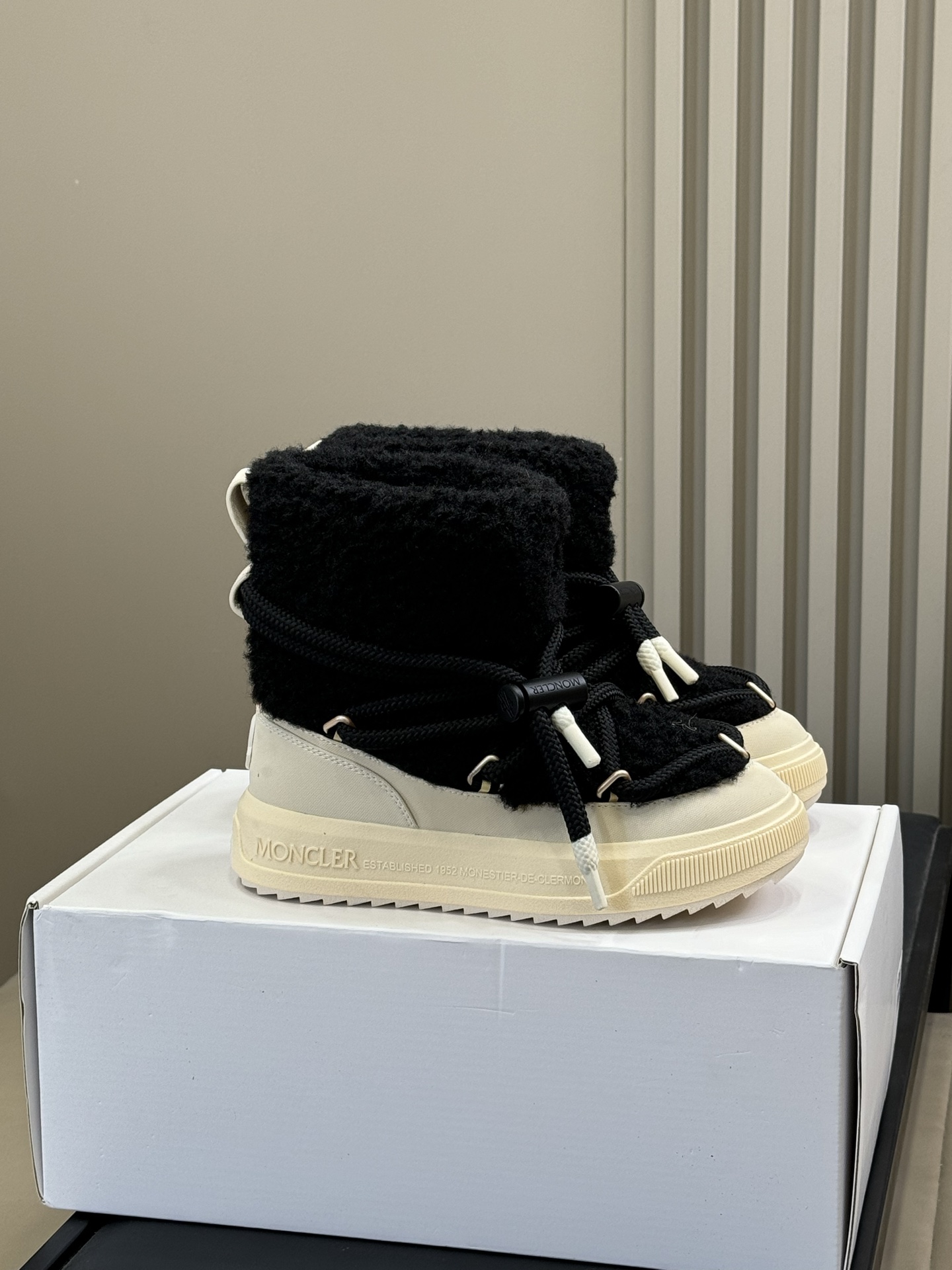 NO:648260,moncler25 autumn and winter snow boots. New autumn and winter adjustable elastic buckle plush short boots. Made of lamb wool + suede leather splicing. The main body of the shoe is made of soft lamb wool. The toe/side of the shoe is matched with suede leather. The inside is also fully plush lining, which not only ensures warmth in winter, but also enhances the layering through material splicing.  Paired with an off-white distressed rubber thick sole, the shoe shape is a rounded 'bread boot' silhouette, which not only shows slender legs but also has a lazy retro feel. At the same time, the soles are light and non-slip. Environmentally friendly hair-planted inner foot pads. Original molded outsole, increased by 4cm, size 35-41, snow boots, boots19860909moncler25 秋冬 雪地靴 秋冬新款可调节松紧扣毛绒短靴雪地靴 采用羊羔毛+绒面皮革拼接,鞋身主体是柔软的羊羔毛材质,鞋头/鞋侧搭配绒面皮革,内里也是全毛绒衬里,既保证冬季保暖性,又通过材质拼接提升层次感. 搭配米白色做旧橡胶厚底,鞋型是圆润的“面包靴”廓形,既显腿细又自带慵懒复古感,同时鞋底轻便且防滑. 环保植毛内里垫脚 原版开模大底 增高4cm size35-41,雪地靴,boots,Women's Shoes