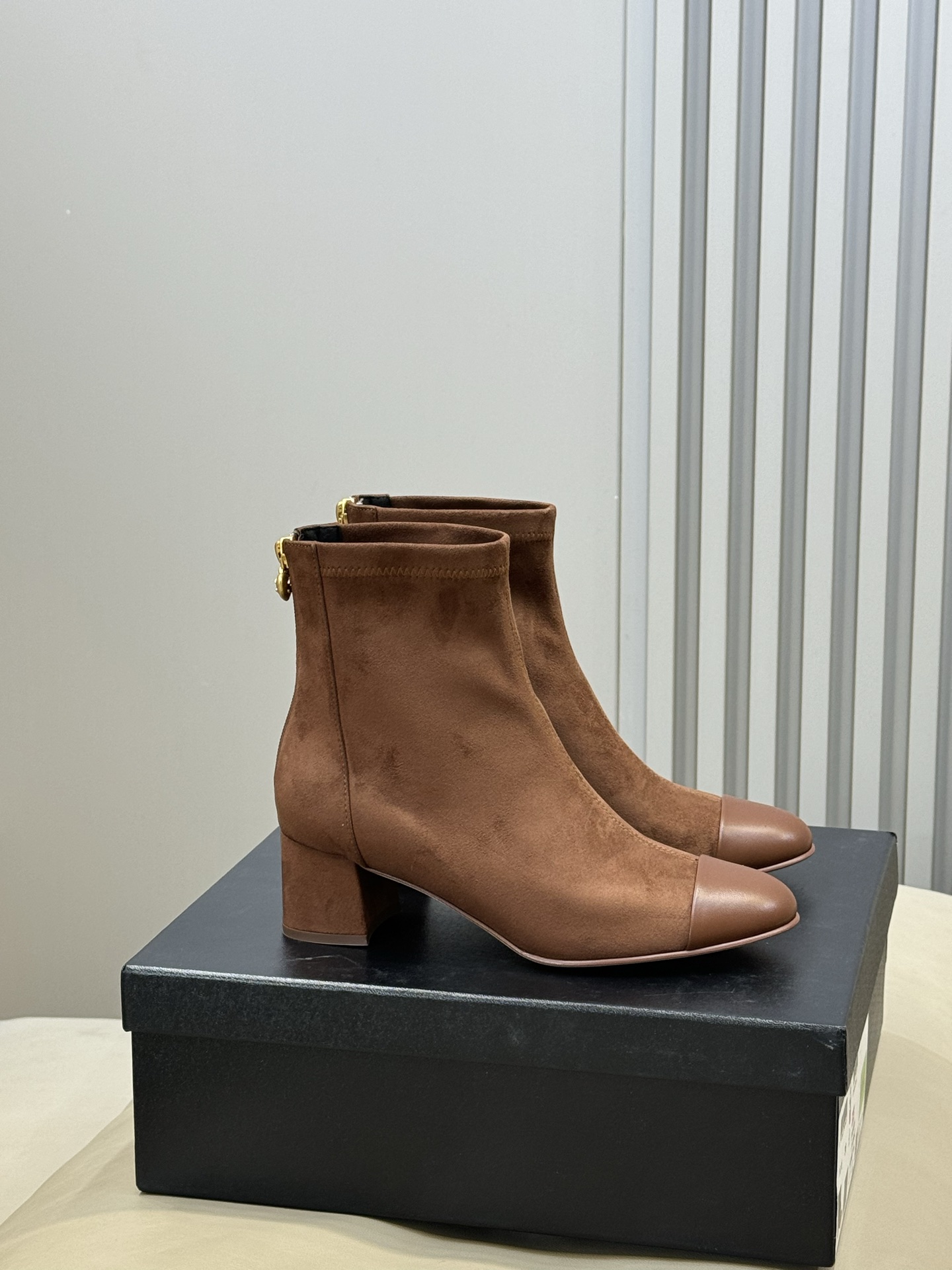 NO:652156,Top quality chanel fw25 new arrival~ Xiaoxiang's classic two-color boots are soft and comfortable, and feel like wearing socks. Small thick heels, not tired when walking. Italian imported cowhide soles must be the most used item in the shoe cabinet. Size 35-41, boots, chanel, boots, cowhide, socks19860909顶级品质 chanel fw25 new arrival～ 小香经典双色靴 柔软舒适,穿袜子的感觉 小粗跟,爆走不累 意大利进口牛皮底 一定是鞋柜里使用率最高的单品 size 35-41,靴子,chanel,boots,cowhide,socks,Women's Shoes