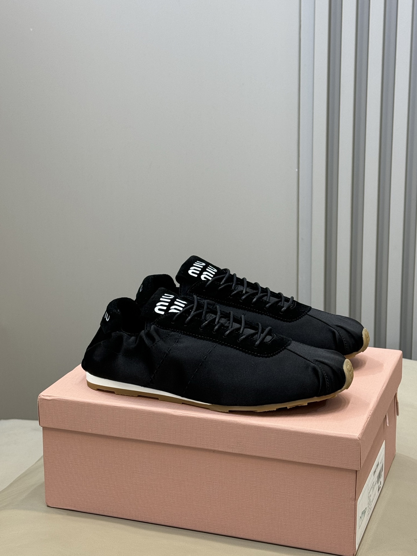 NO:649507,miu 26c new arrival～ miu 26 spring and summer satin ballet training shoes casual shoes Leather insole, soft and comfortable on the feet, flat design is not tiring for daily walking. Fashionable online; the key is incomparable comfort for the feet High mercerized cow suede silk cloth upper Sheepskin lining Rubber outsole size 35-40, casual shoes/sports shoes, miumiu, sneakers, sheepskin, real silk19860909miu 26c new arrival～ miu 26 春夏缎面芭蕾德训鞋休闲鞋 皮革内底,上脚软和舒适,平底设计日常走路也不累.时髦在线；关键脚感无敌舒适哈 高丝光牛反绒真丝布鞋面 羊皮内里 橡胶大底 size 35-40,休闲鞋/运动鞋,miumiu,sneakers,sheepskin,real silk,Women's Shoes