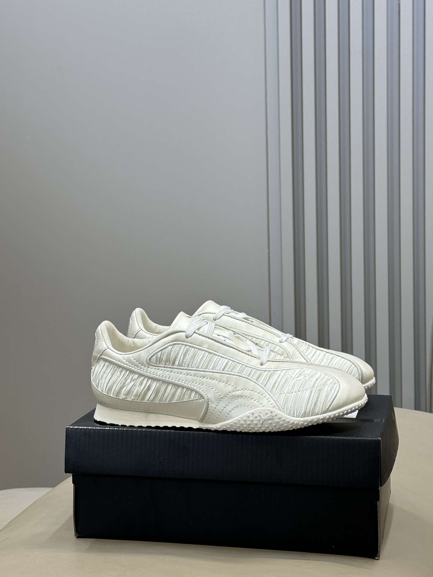 NO:649499,puma 26c new arriva~ Retro pleated design sports style casual shoes follow the design route of retro football shoes, combining classic sports shoe styles with modern texture, which not only has a retro trend, but also can be worn for daily wear. The upper is made of textured embossed material, with bright splicing, which is visually layered and has a high-quality texture; the black and white colors are simple and versatile.  Low-top + streamlined shoe body, the shoe shape is pedicure-oriented, retaining the comfort of sports shoes without looking bulky. It is suitable for daily wear with casual wear and light sports style. The flat bottom + soft sole makes walking comfortable; the shoe body is light, taking into account the functionality of sports shoes and the casual sex of casual shoes. size35-40, casual shoes/sports shoes, sneakers19860909puma 26c new arriva～ 复古褶皱设计运动风休闲鞋 走复古足球鞋的设计路线,将经典运动鞋型与现代质感结合,既有复古潮流感,又能兼顾日常穿搭.鞋面采用纹理压纹材质,搭配亮面拼接,视觉上有层次且质感高级；黑白双色都是简约百搭款. 低帮+流线型鞋身,鞋型偏修脚,既保留了运动款的舒适感,又不会显得笨重,日常搭配休闲装、轻运动风都合适.平底+柔软鞋底,走路脚感舒适；鞋身轻便,兼顾了运动鞋的功能性和休闲鞋的随性感. size35-40,休闲鞋/运动鞋,sneakers,Women's Shoes