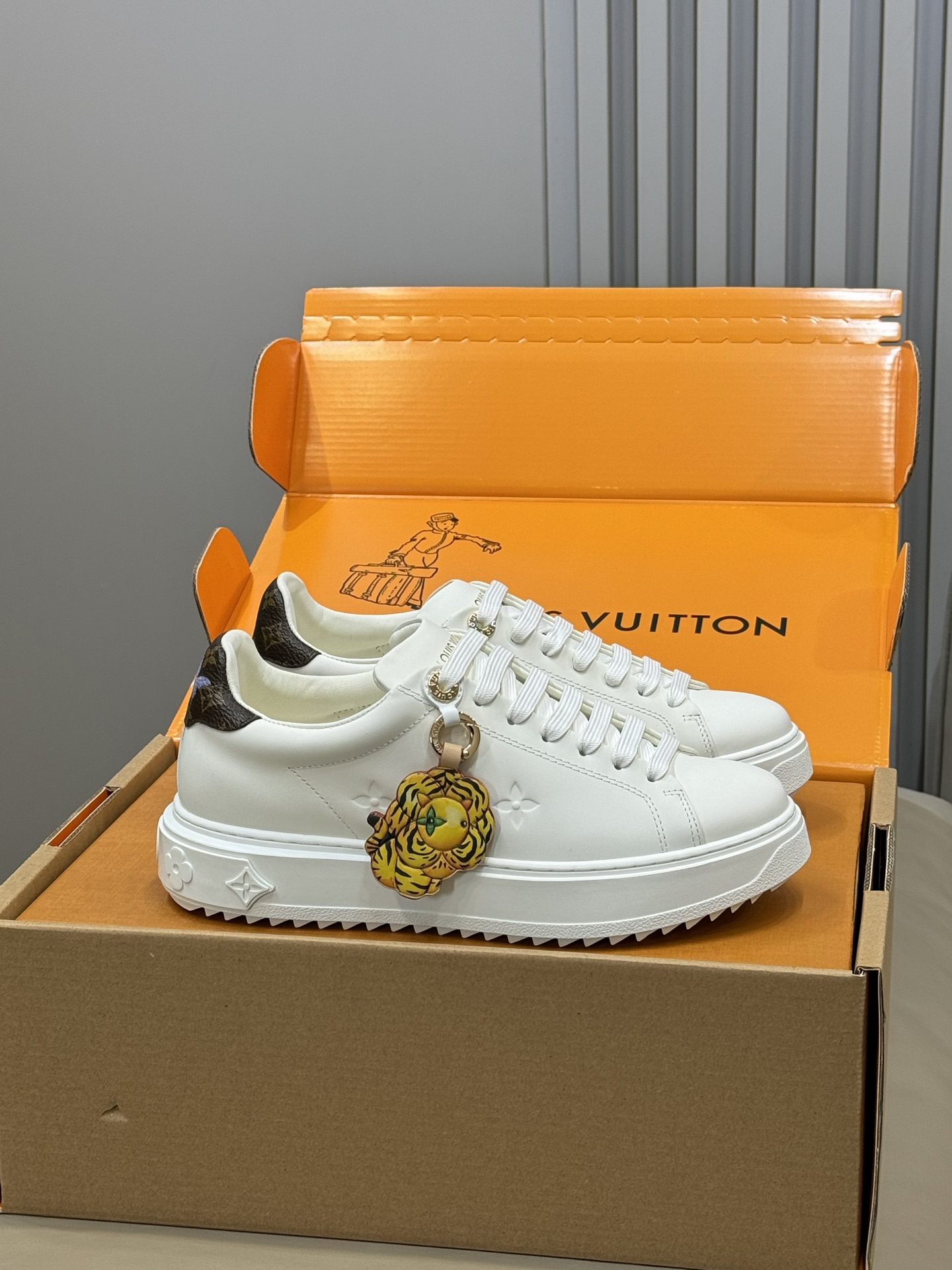 NO:652189,Top quality Louis vuitton ss25 new arrival~ L's classic thick-soled sneakers 2026 spring and summer new version, the hangings are too cute, right? This Time Out sneaker is made of calfskin, with a dazzling luster that lights up the heart logo on the side. The inscribed eyelets and rear metallic leather trim are rich in details, and the thickened rubber outsole blooms with Monogram flowers. Top quality 35-41, casual shoes/sports shoes, louis vuitton, louis  vuitton,sneakers,cowhide19860909顶级品质 Louis vuitton ss25 new arrival～ L家经典厚底运动鞋2026春夏新版面 挂饰也太可爱啦吧 本款Time Out 运动鞋取材小牛皮,以耀眼光泽点亮侧面心标识.铭纹孔眼和后部金属质感皮革饰边丰富细节,加厚橡胶外底绽放 Monogram 花卉. 顶级精品35-41,休闲鞋/运动鞋,louis vuitton,louis vuitton,sneakers,cowhide,Women's Shoes
