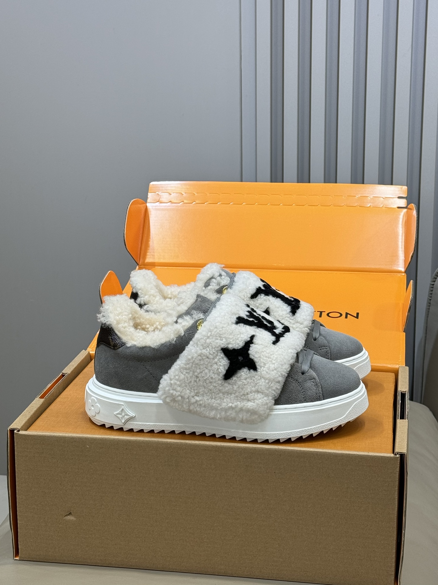 NO:668756,Top quality lv fw25 new arrival~ lv 25 autumn and winter Velcro fur casual shoes and sneakers, the latest color combination of Velcro!  Super warm, super stylish on the feet, the logo on the shoe body is low-key and tasteful. Close your eyes and look in. The inner lining is made of fur. The sole has a certain thickness, which makes it easier to wear. Size 35-41, casual shoes/sports shoes, fur shoes, louis vuitton, sneakers19860909顶级品质 lv fw25 new arrival～ lv 25秋冬魔术贴毛毛休闲鞋板鞋 魔术贴最新配色！超级保暖,上脚超级洋气,鞋身logo低调品味.闭眼入 内里皮毛一体材质 鞋底有一定厚度,增高好穿 size35-41,休闲鞋/运动鞋毛毛鞋,louis vuitton,sneakers,Women's Shoes
