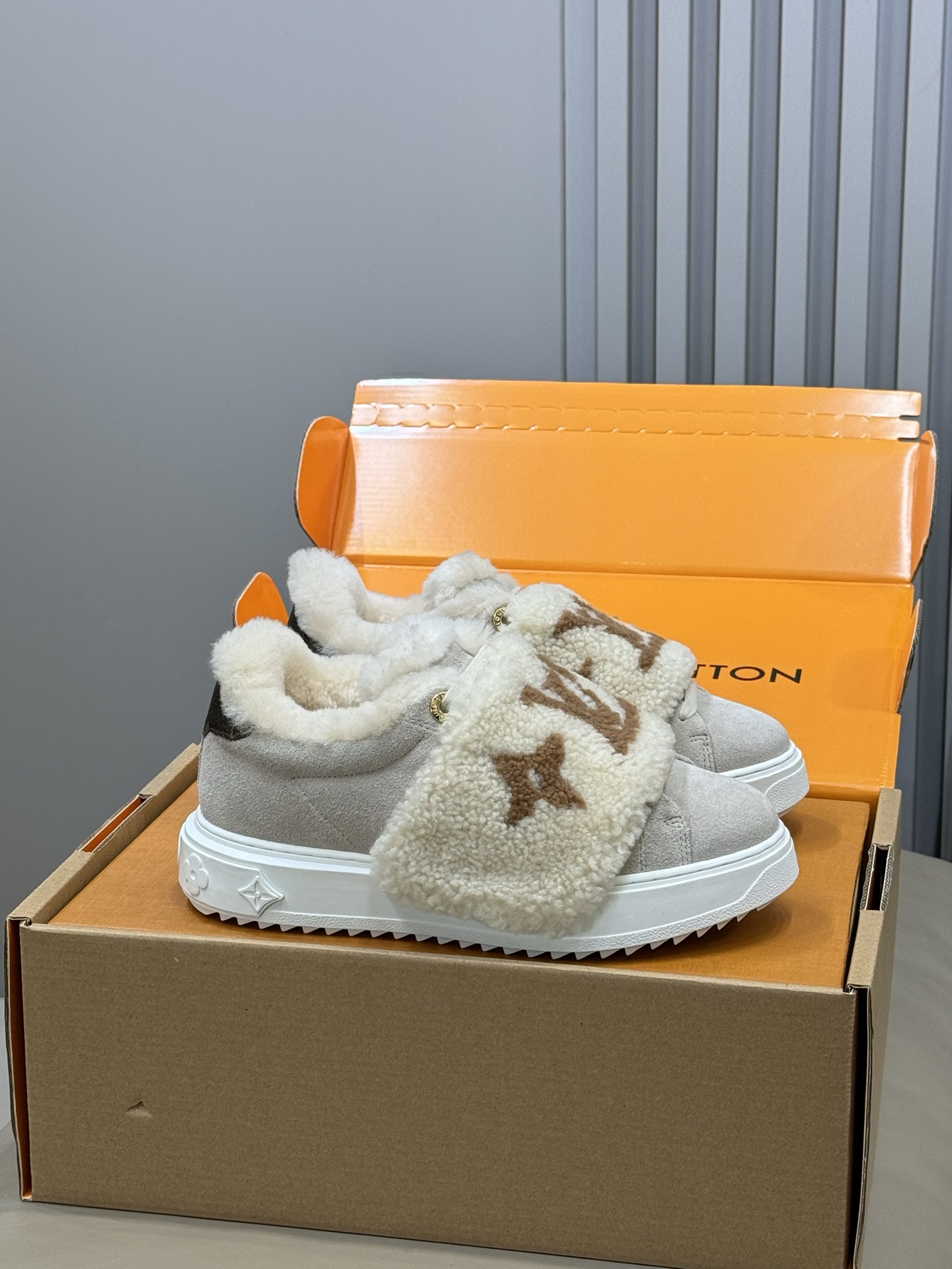 NO:652181,Top quality lv fw25 new arrival~ lv 25 autumn and winter Velcro fur casual shoes and sneakers, the latest color combination of Velcro!  Super warm, super stylish on the feet, the logo on the shoe body is low-key and tasteful. Close your eyes and look in. The inner lining is made of fur. The sole has a certain thickness, which makes it easier to wear. Size 35-41, casual shoes/sports shoes, fur shoes, louis vuitton, sneakers19860909顶级品质 lv fw25 new arrival～ lv 25秋冬魔术贴毛毛休闲鞋板鞋 魔术贴最新配色！超级保暖,上脚超级洋气,鞋身logo低调品味.闭眼入 内里皮毛一体材质 鞋底有一定厚度,增高好穿 size35-41,休闲鞋/运动鞋毛毛鞋,louis vuitton,sneakers,Women's Shoes