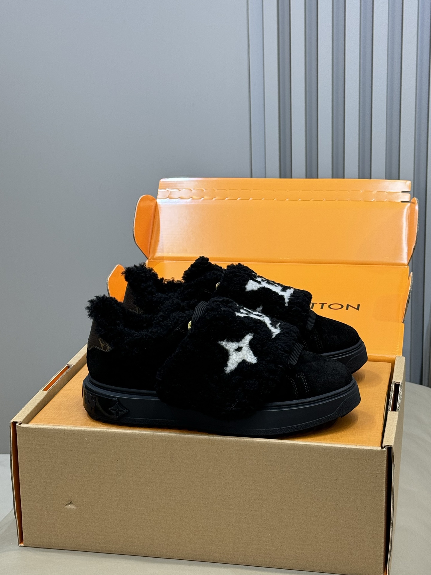 NO:649482,lv fw25 new arrival~ lv 25 autumn and winter Velcro fur casual shoes and sneakers, the latest color combination of Velcro!  Super warm, super stylish on the feet, the logo on the shoe body is low-key and tasteful. Close your eyes and look in. The inner lining is made of fur. The sole has a certain thickness, which makes it easier to wear. Size 35-41, casual shoes/sports shoes, fur shoes, louis vuitton, sneakers19860909lv fw25 new arrival～ lv 25秋冬魔术贴毛毛休闲鞋板鞋 魔术贴最新配色！超级保暖,上脚超级洋气,鞋身logo低调品味.闭眼入 内里皮毛一体材质 鞋底有一定厚度,增高好穿 size35-41,休闲鞋/运动鞋毛毛鞋,louis vuitton,sneakers,Women's Shoes