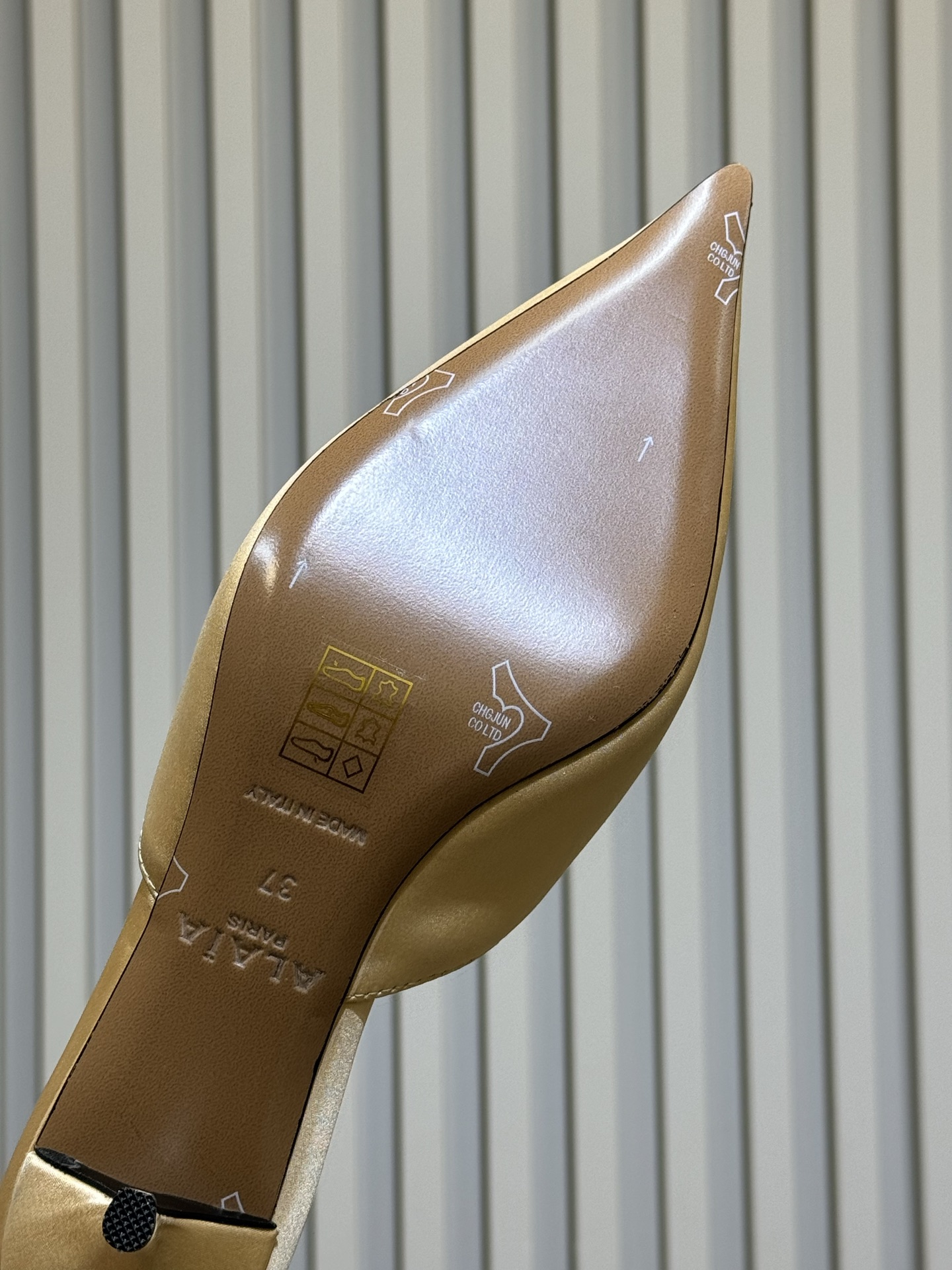 Alaia 26ss早春新款 穿上就会心动的尖头高跟鞋透明设计超显腿长 alaia爱心高跟鞋 爱心的设计