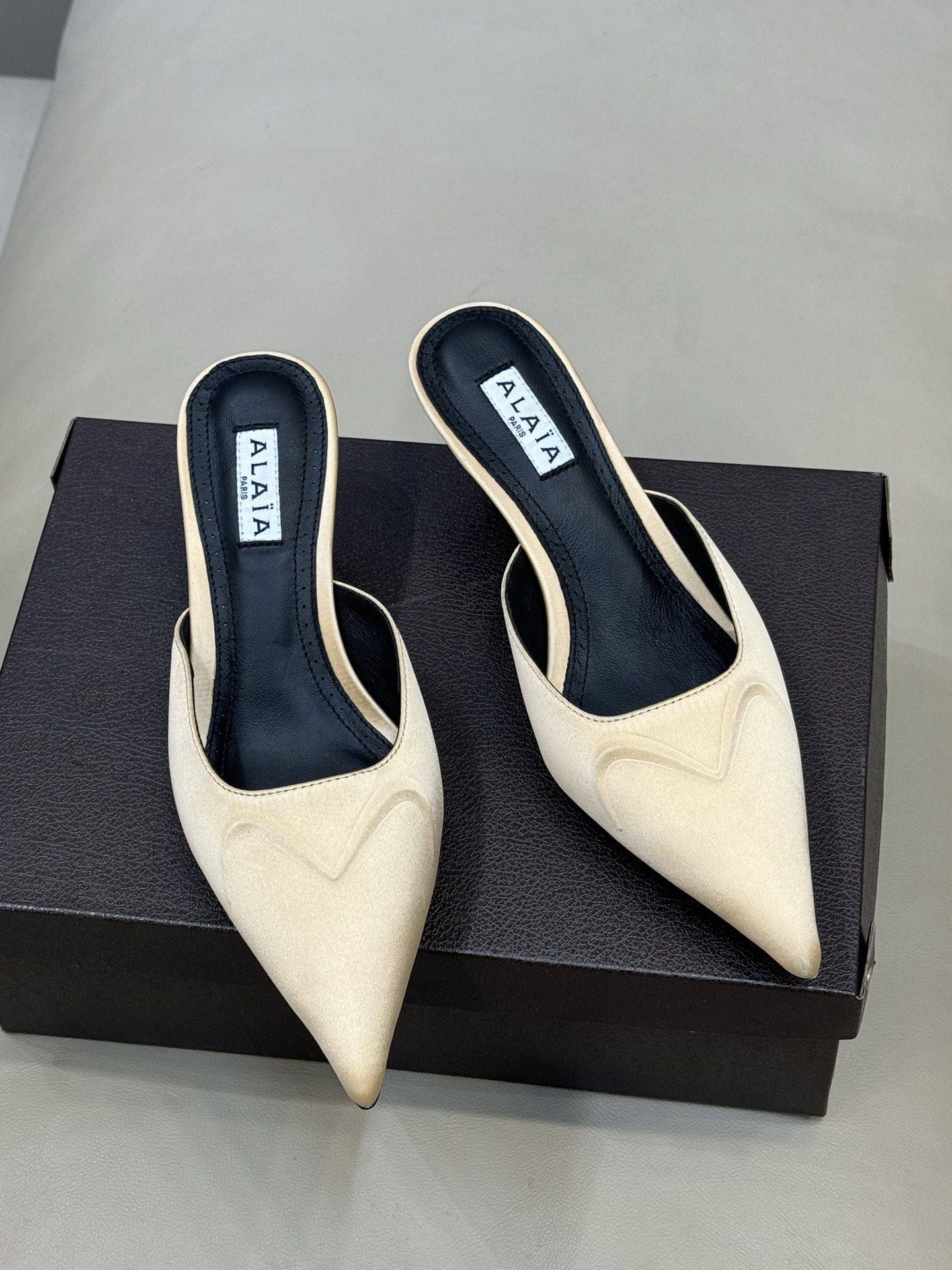 Alaia 26ss早春新款 穿上就会心动的尖头高跟鞋透明设计超显腿长 alaia爱心高跟鞋 爱心的设计