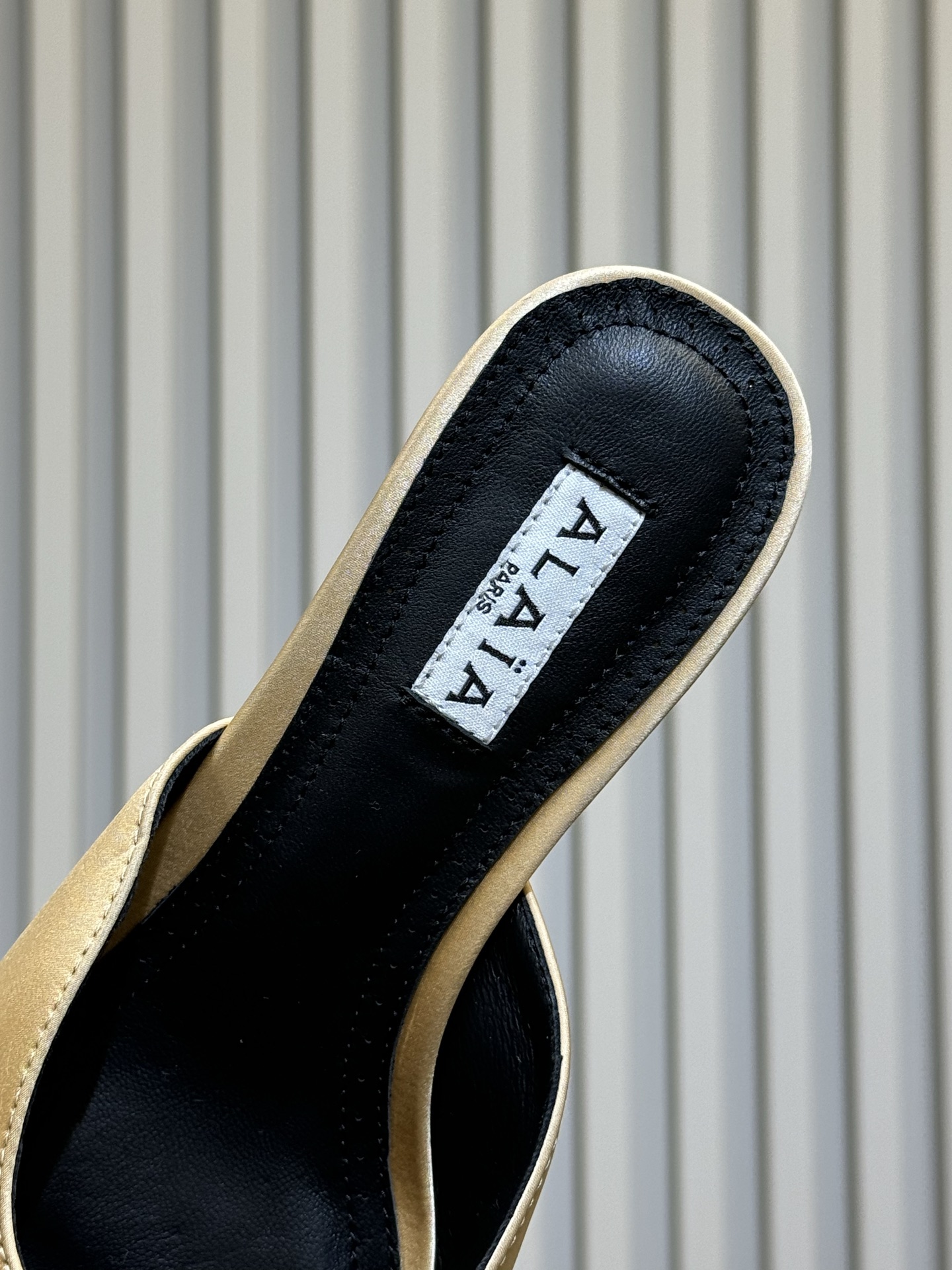 Alaia 26ss早春新款 穿上就会心动的尖头高跟鞋透明设计超显腿长 alaia爱心高跟鞋 爱心的设计