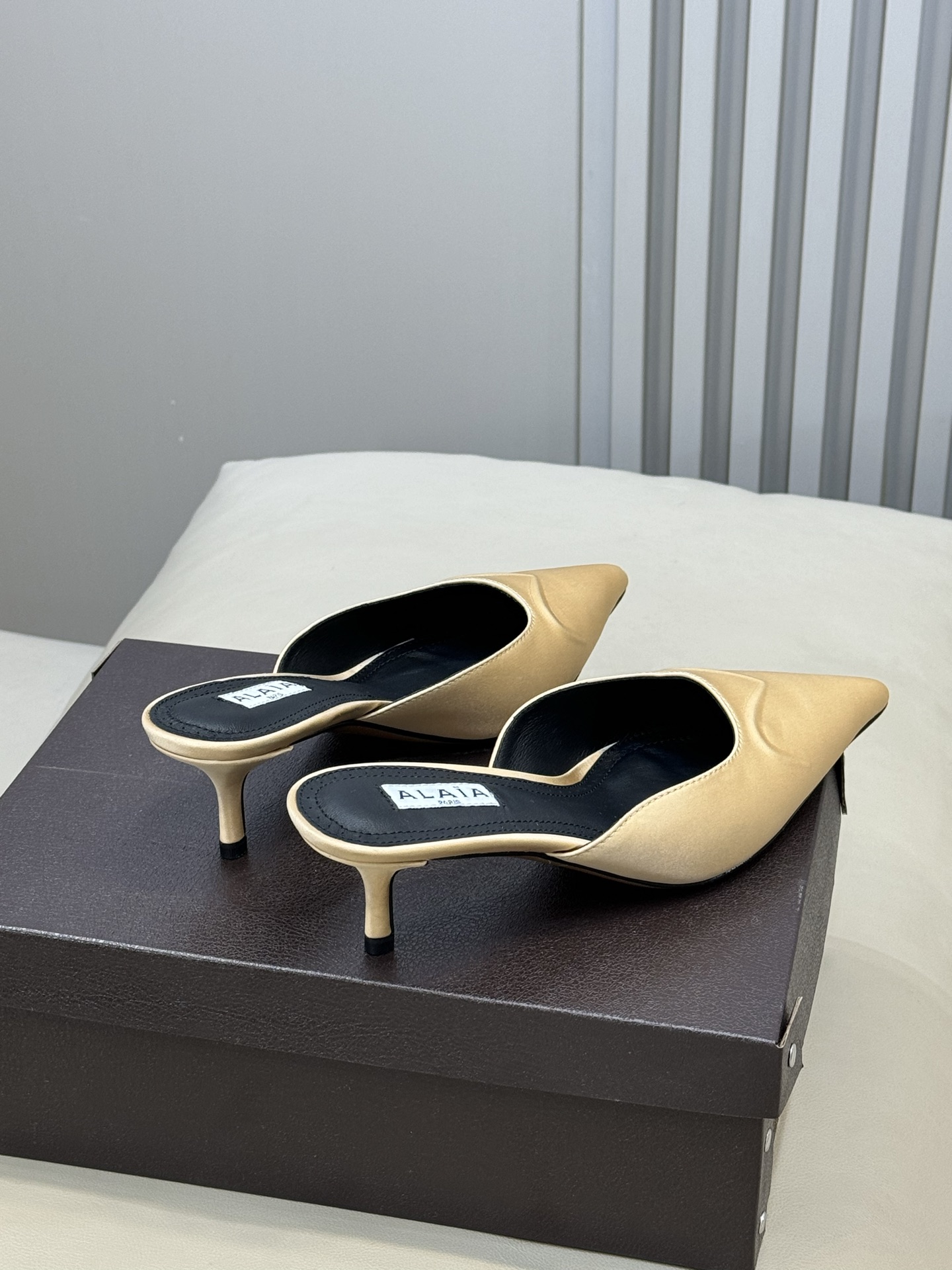 Alaia 26ss早春新款 穿上就会心动的尖头高跟鞋透明设计超显腿长 alaia爱心高跟鞋 爱心的设计