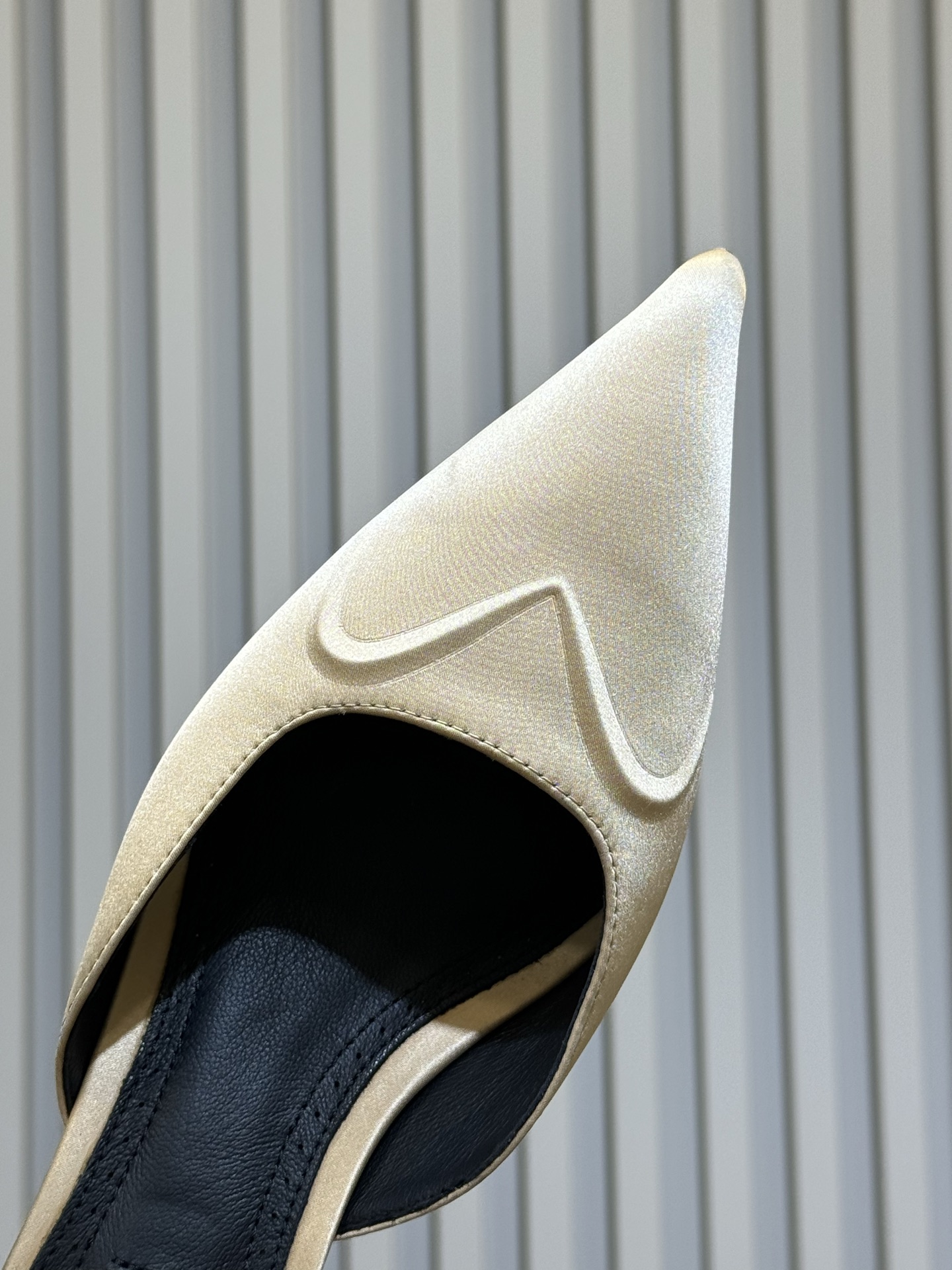 Alaia 26ss早春新款 穿上就会心动的尖头高跟鞋透明设计超显腿长 alaia爱心高跟鞋 爱心的设计