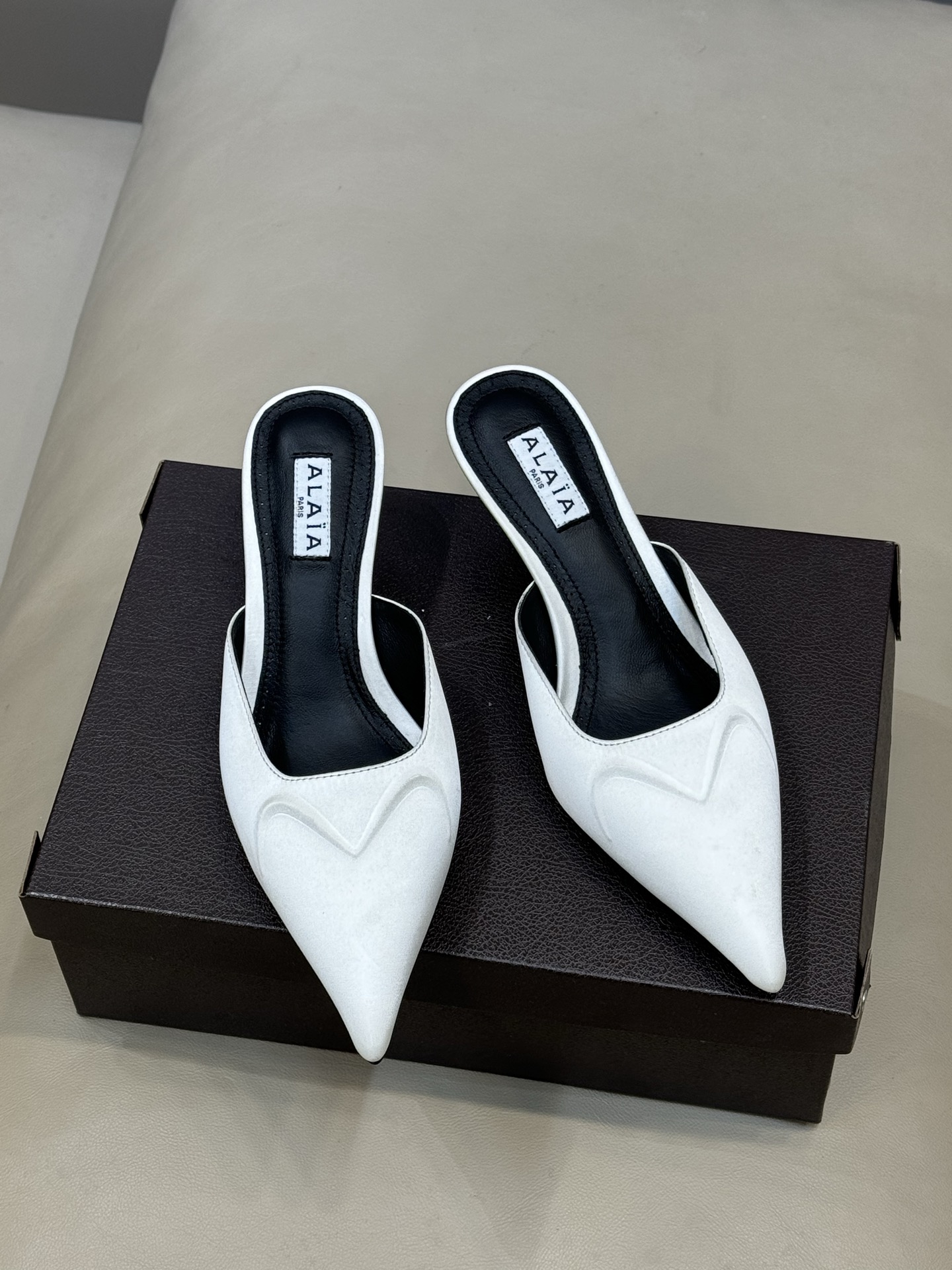 Alaia 26ss早春新款 穿上就会心动的尖头高跟鞋透明设计超显腿长 alaia爱心高跟鞋 爱心的设计