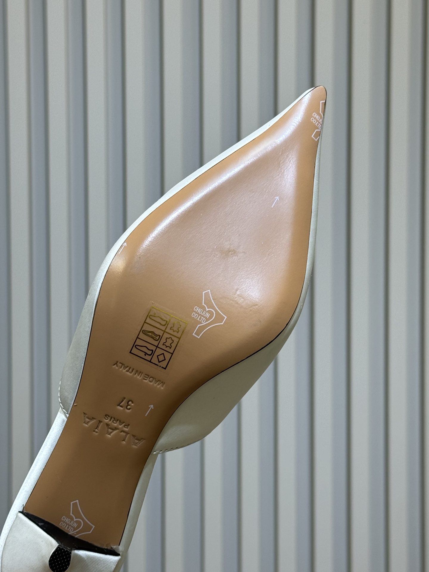 Alaia 26ss早春新款 穿上就会心动的尖头高跟鞋透明设计超显腿长 alaia爱心高跟鞋 爱心的设计