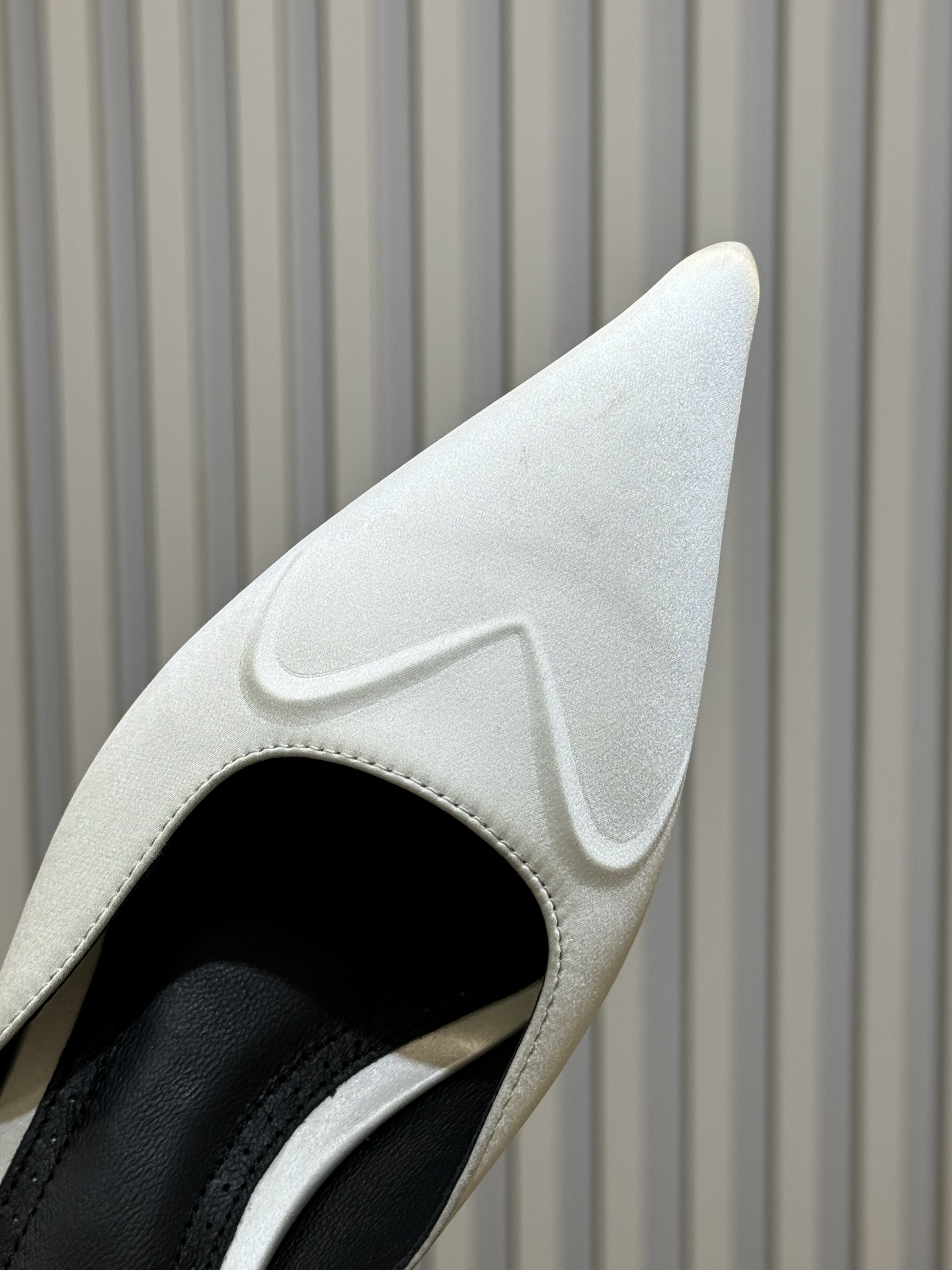 Alaia 26ss早春新款 穿上就会心动的尖头高跟鞋透明设计超显腿长 alaia爱心高跟鞋 爱心的设计