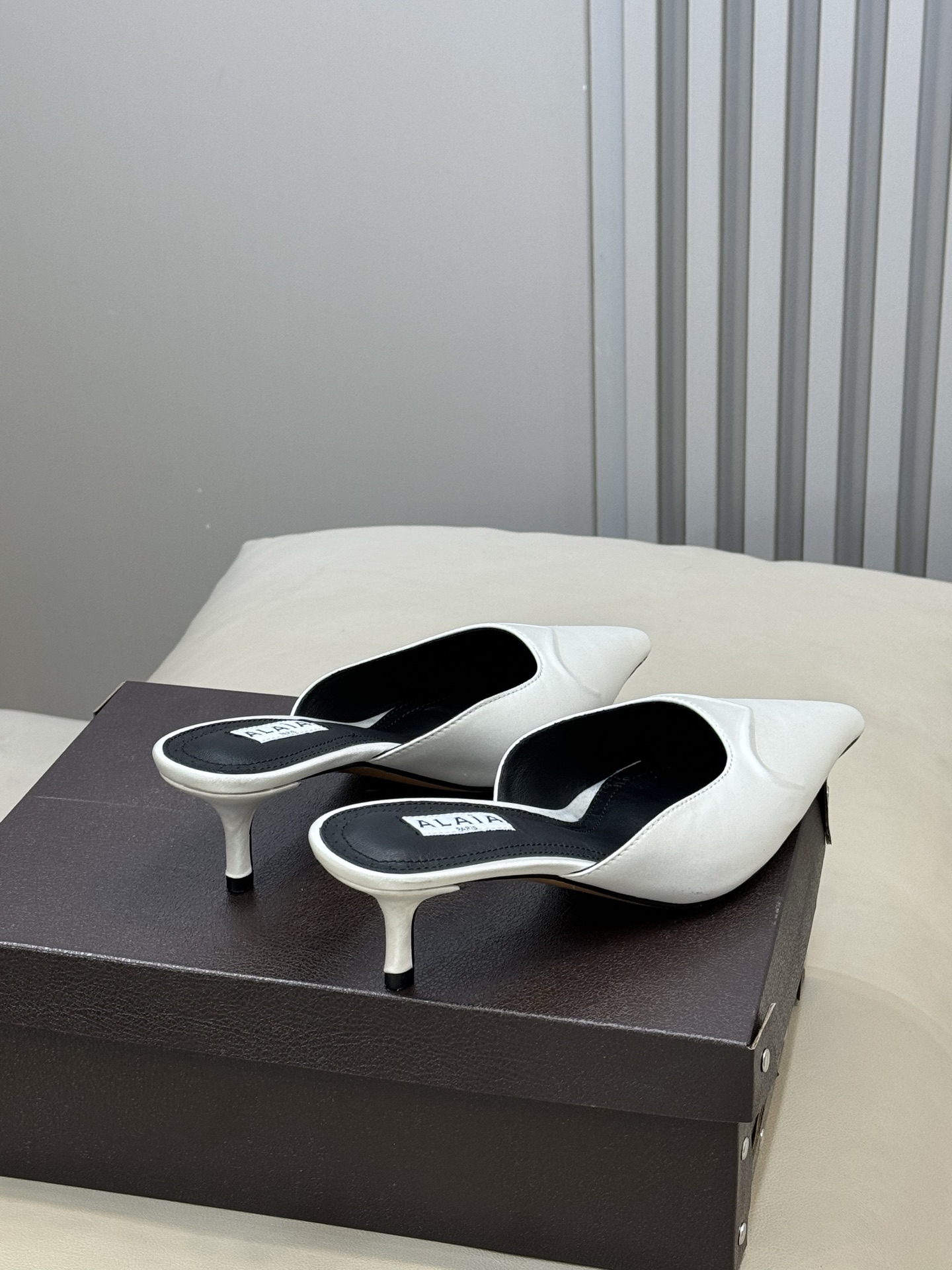 Alaia 26ss早春新款 穿上就会心动的尖头高跟鞋透明设计超显腿长 alaia爱心高跟鞋 爱心的设计