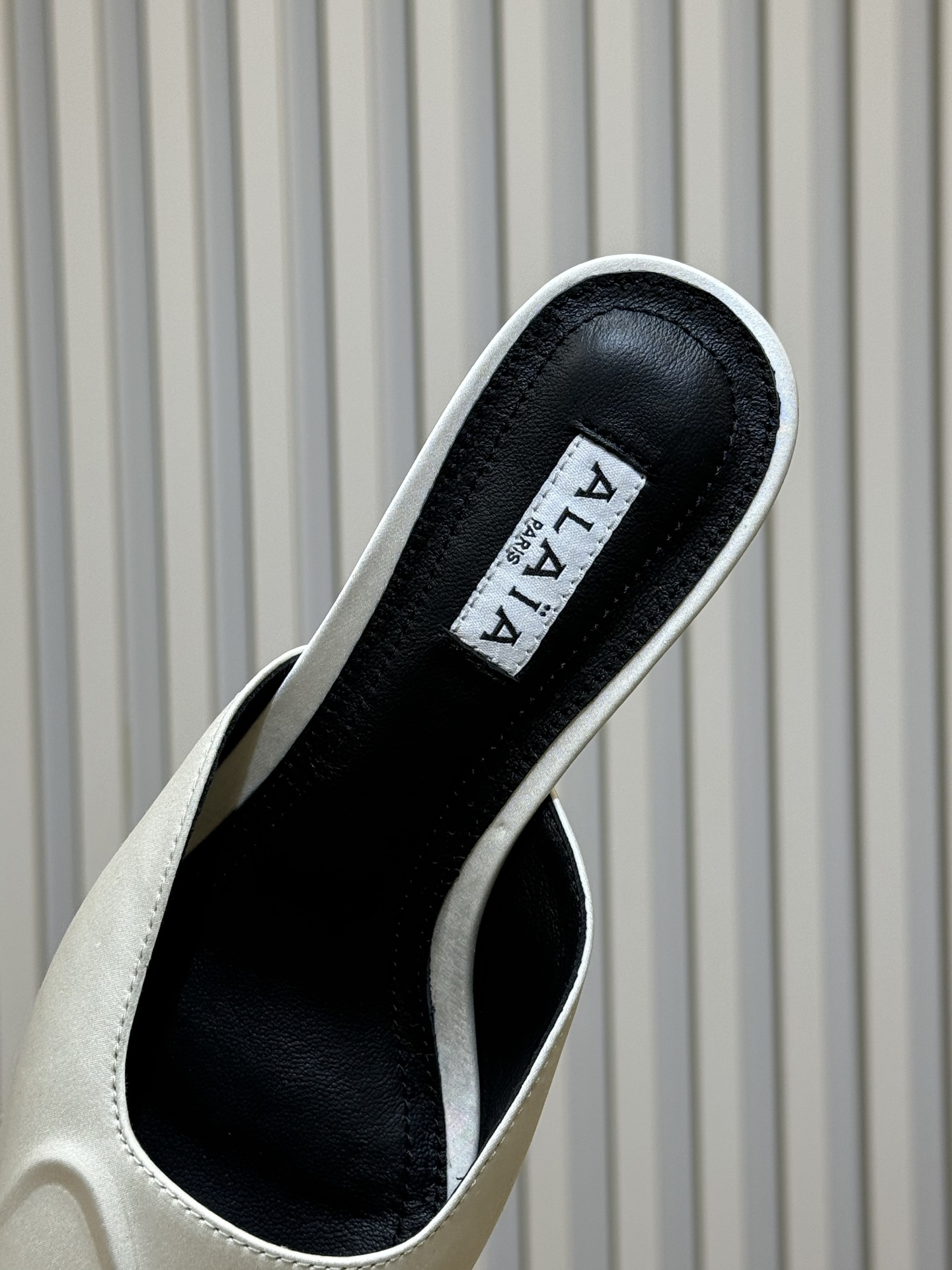 Alaia 26ss早春新款 穿上就会心动的尖头高跟鞋透明设计超显腿长 alaia爱心高跟鞋 爱心的设计