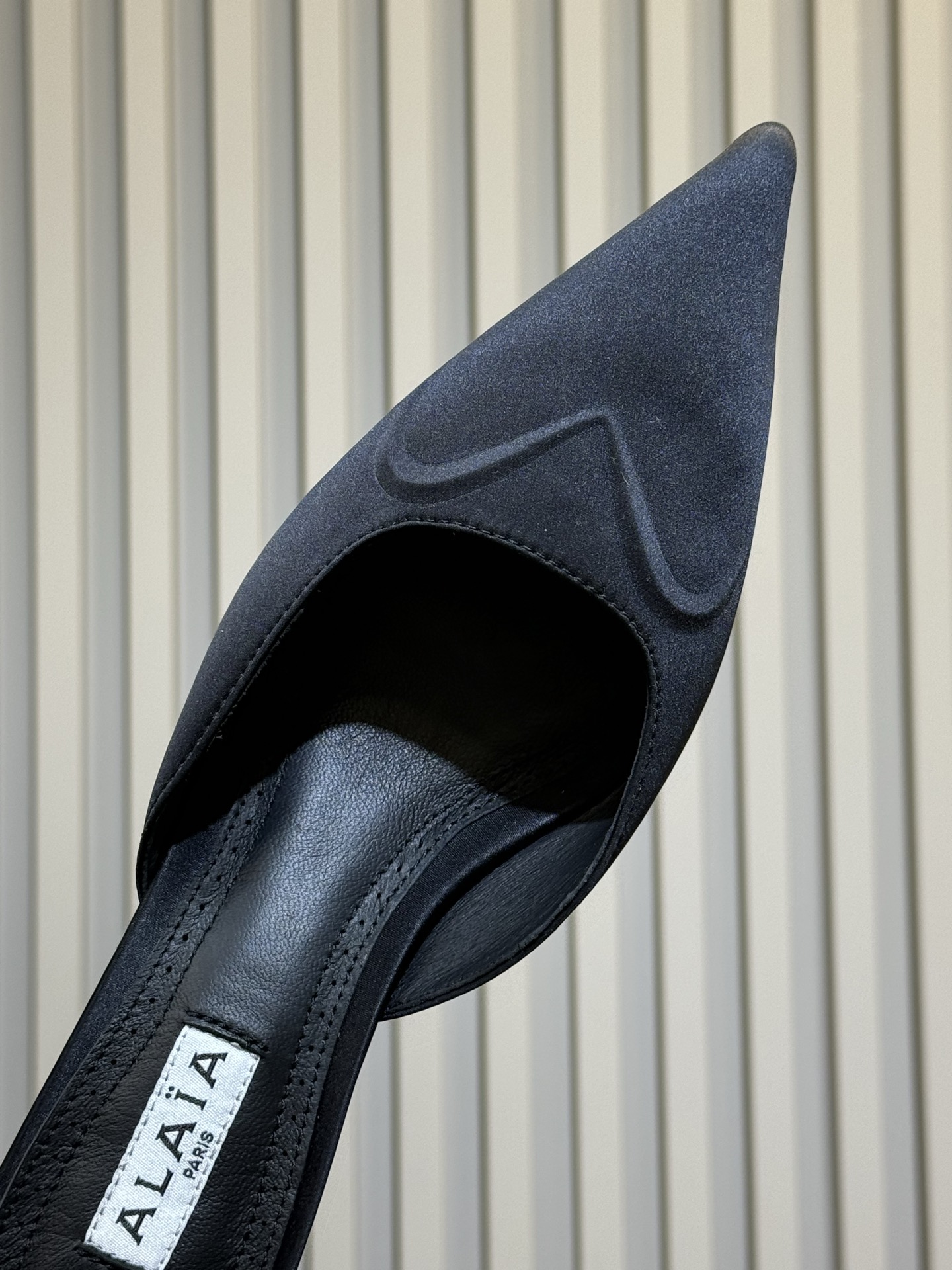 Alaia 26ss早春新款 穿上就会心动的尖头高跟鞋透明设计超显腿长 alaia爱心高跟鞋 爱心的设计