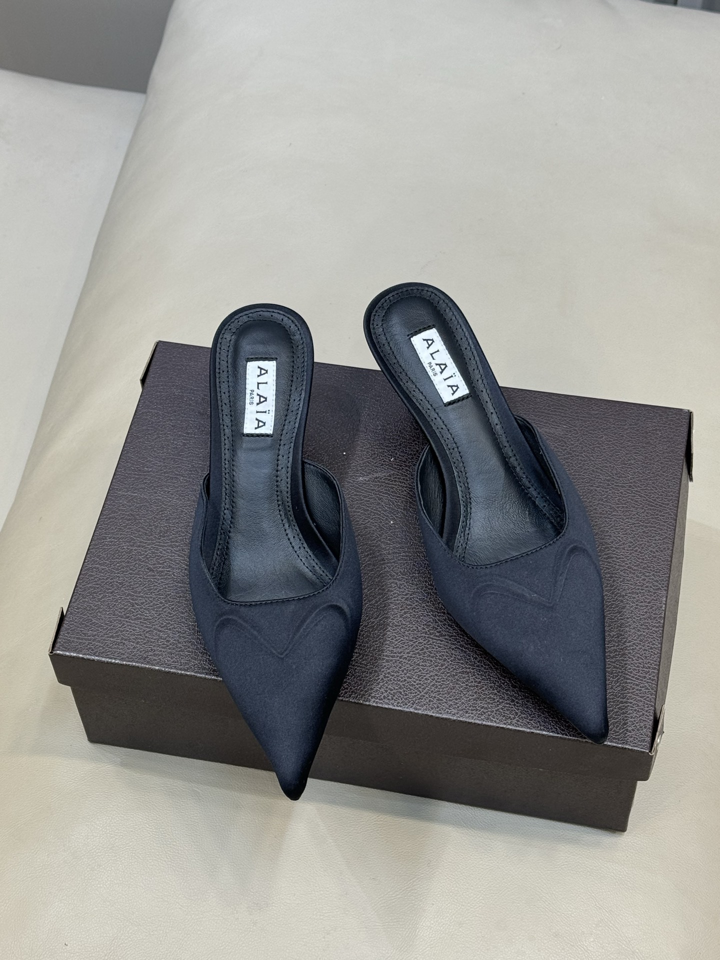 Alaia 26ss早春新款 穿上就会心动的尖头高跟鞋透明设计超显腿长 alaia爱心高跟鞋 爱心的设计