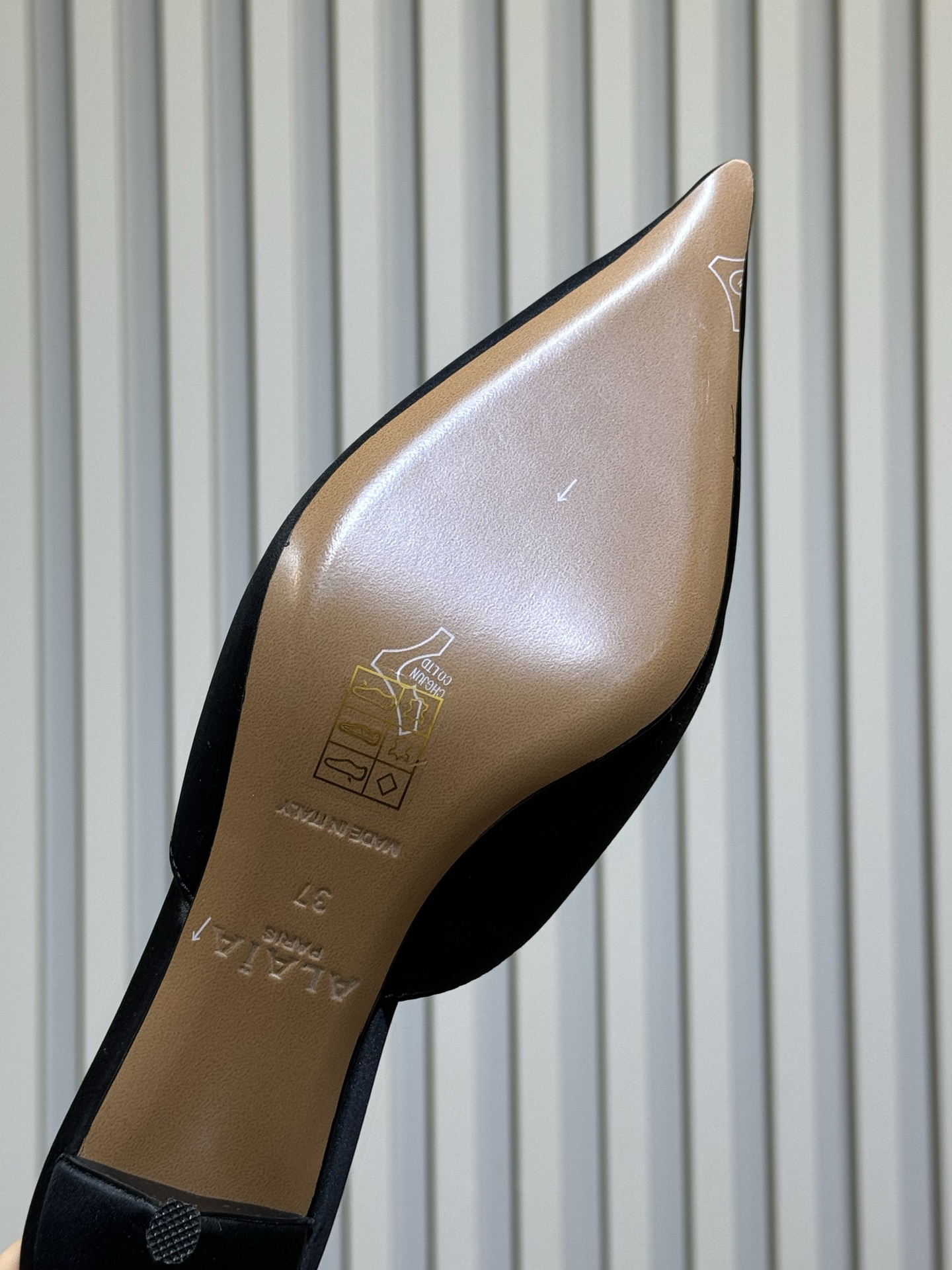 Alaia 26ss早春新款 穿上就会心动的尖头高跟鞋透明设计超显腿长 alaia爱心高跟鞋 爱心的设计