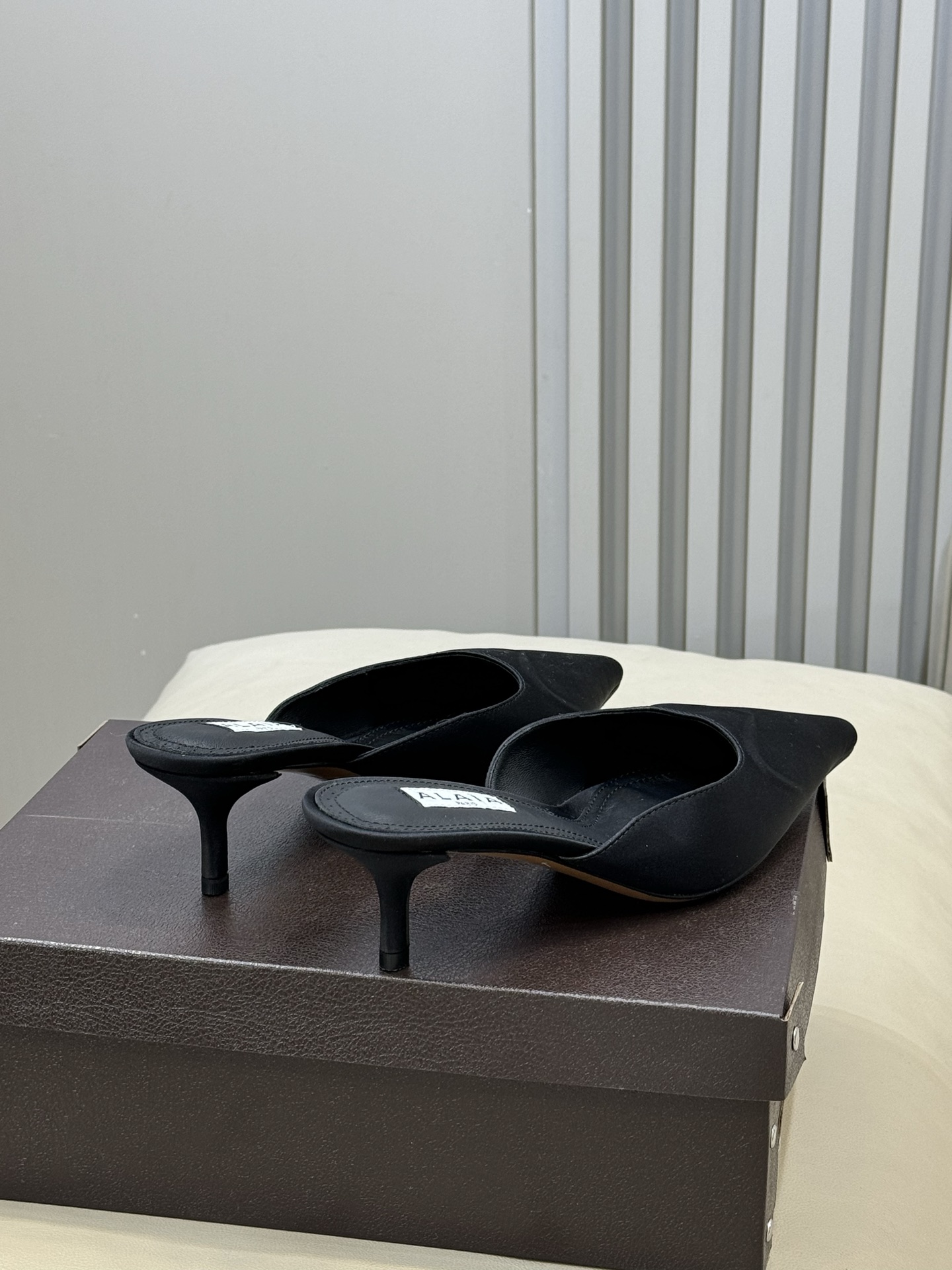 Alaia 26ss早春新款 穿上就会心动的尖头高跟鞋透明设计超显腿长 alaia爱心高跟鞋 爱心的设计