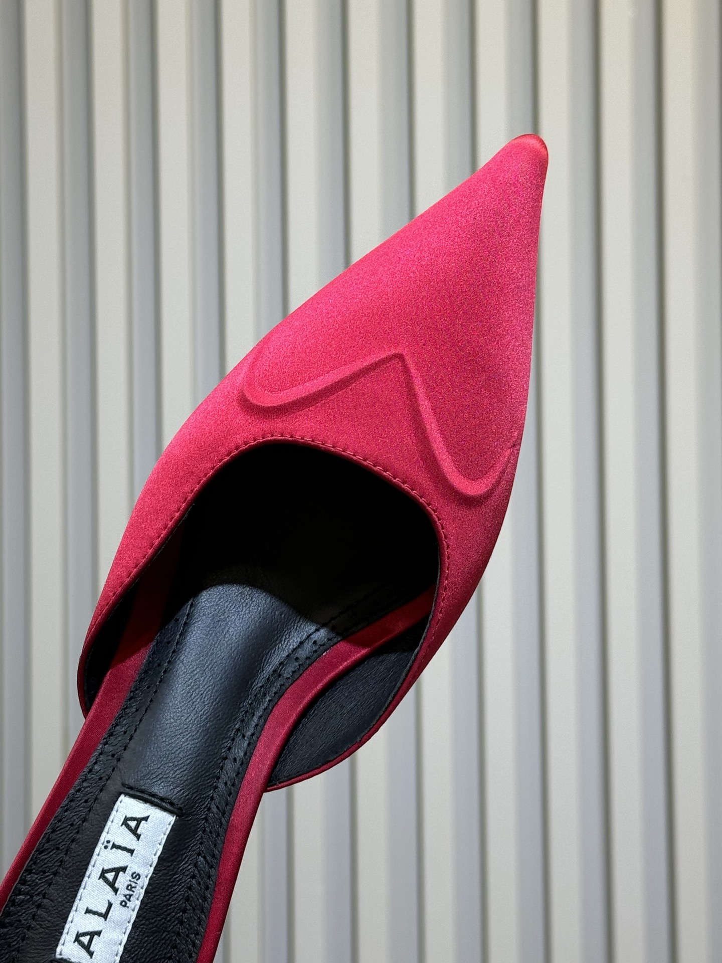 Alaia 26ss早春新款 穿上就会心动的尖头高跟鞋透明设计超显腿长 alaia爱心高跟鞋 爱心的设计