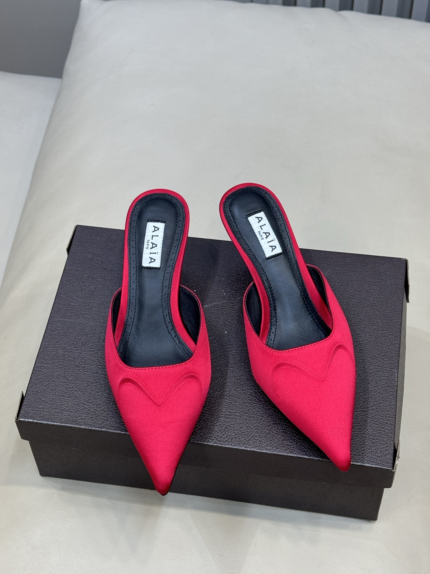 Alaia 26ss早春新款 穿上就会心动的尖头高跟鞋透明设计超显腿长 alaia爱心高跟鞋 爱心的设计