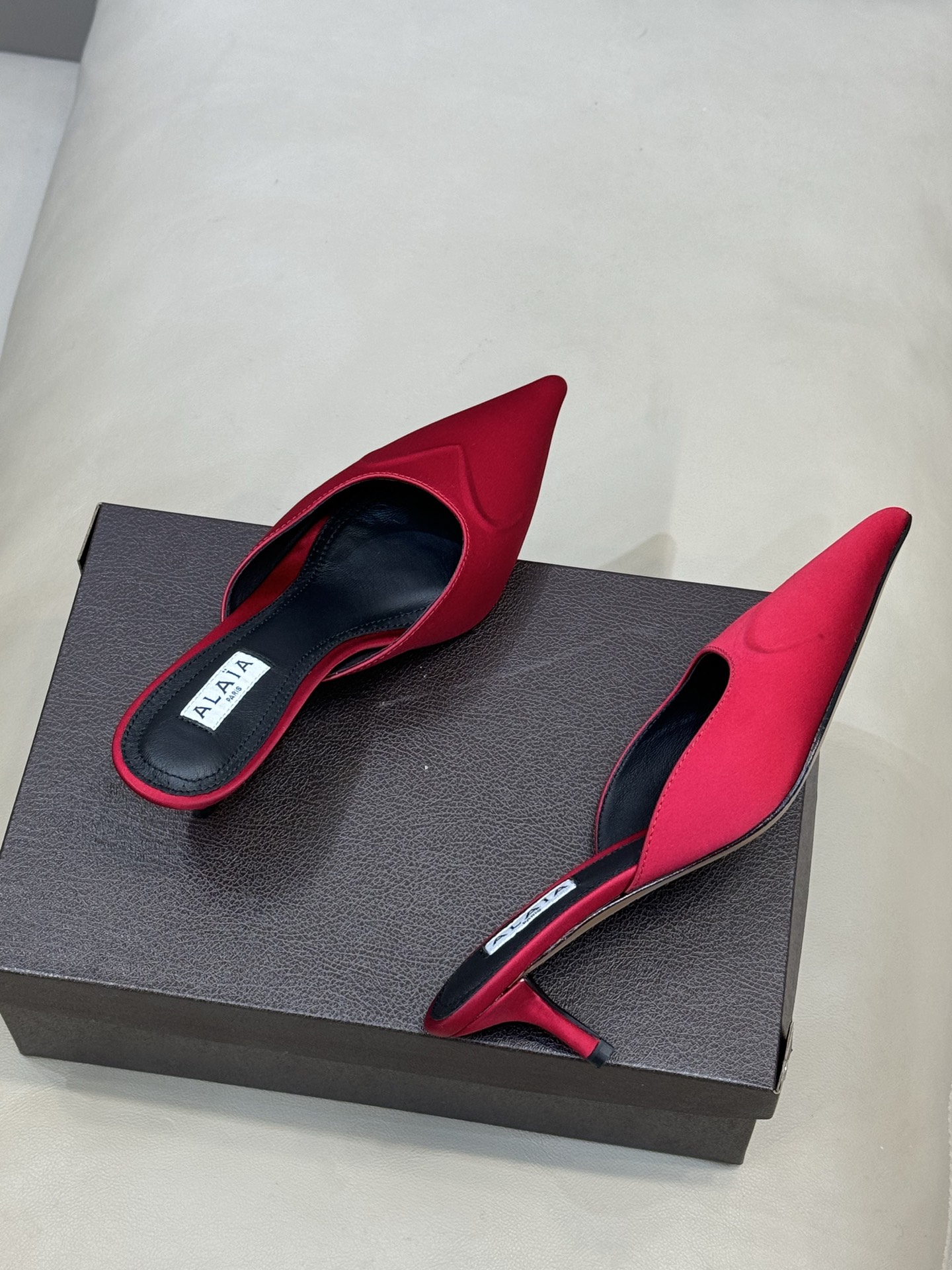 Alaia 26ss早春新款 穿上就会心动的尖头高跟鞋透明设计超显腿长 alaia爱心高跟鞋 爱心的设计