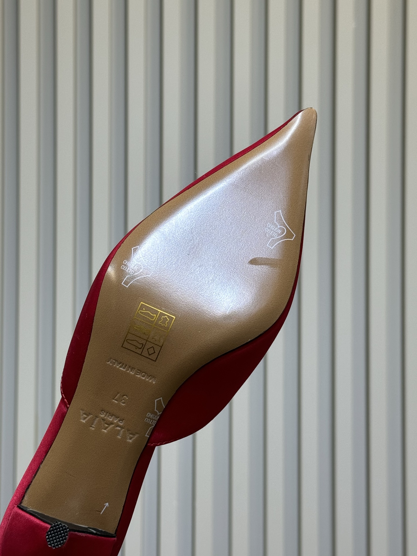 Alaia 26ss早春新款 穿上就会心动的尖头高跟鞋透明设计超显腿长 alaia爱心高跟鞋 爱心的设计