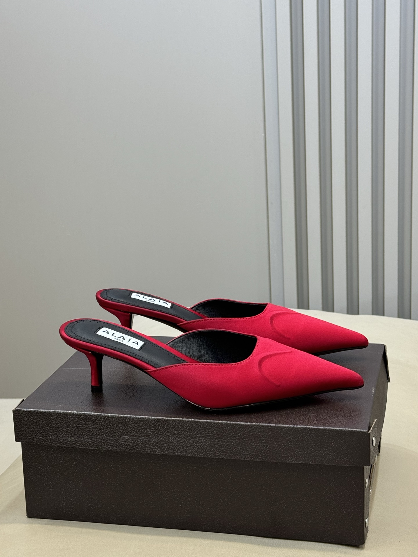 Alaia 26ss早春新款 穿上就会心动的尖头高跟鞋透明设计超显腿长 alaia爱心高跟鞋 爱心的设计