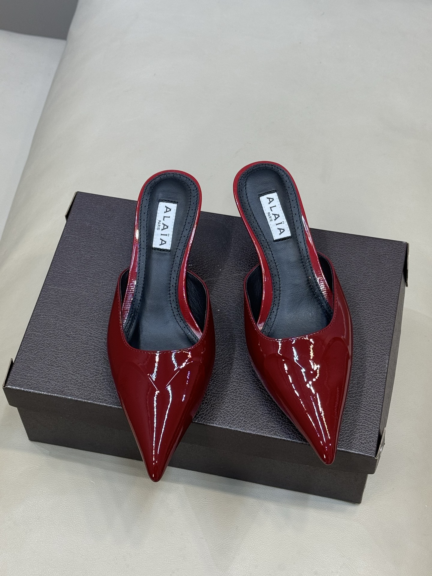 Alaia 26ss早春新款 穿上就会心动的尖头高跟鞋透明设计超显腿长 alaia爱心高跟鞋 爱心的设计