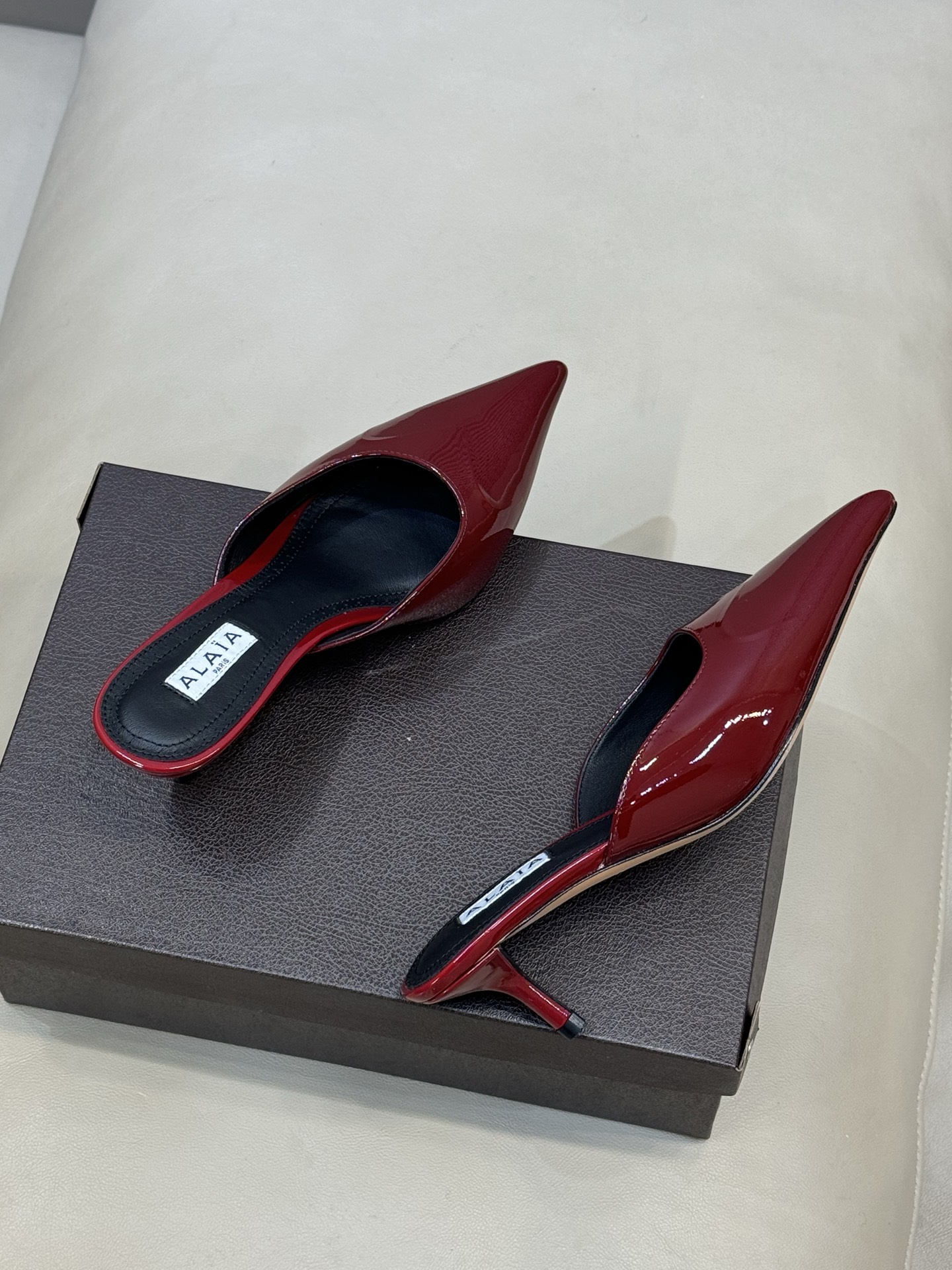 Alaia 26ss早春新款 穿上就会心动的尖头高跟鞋透明设计超显腿长 alaia爱心高跟鞋 爱心的设计