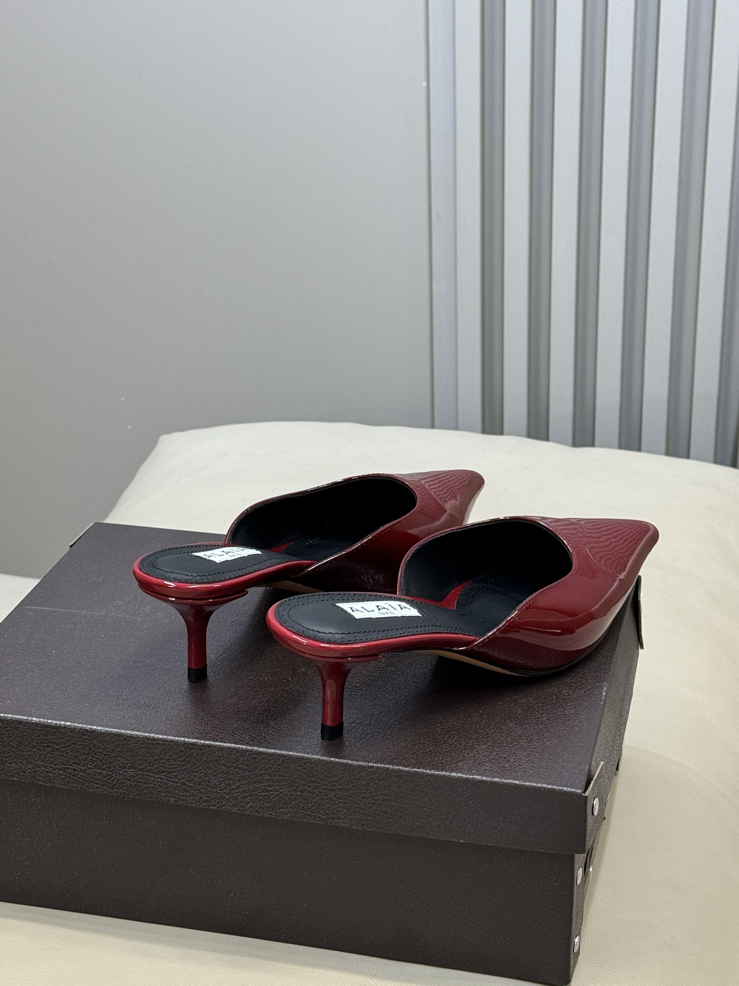 Alaia 26ss早春新款 穿上就会心动的尖头高跟鞋透明设计超显腿长 alaia爱心高跟鞋 爱心的设计