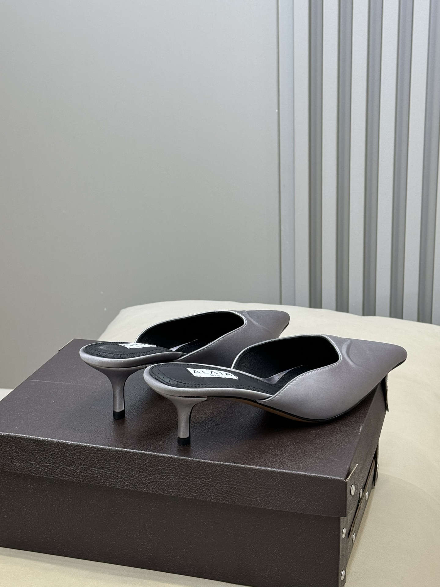 Alaia 26ss早春新款 穿上就会心动的尖头高跟鞋透明设计超显腿长 alaia爱心高跟鞋 爱心的设计