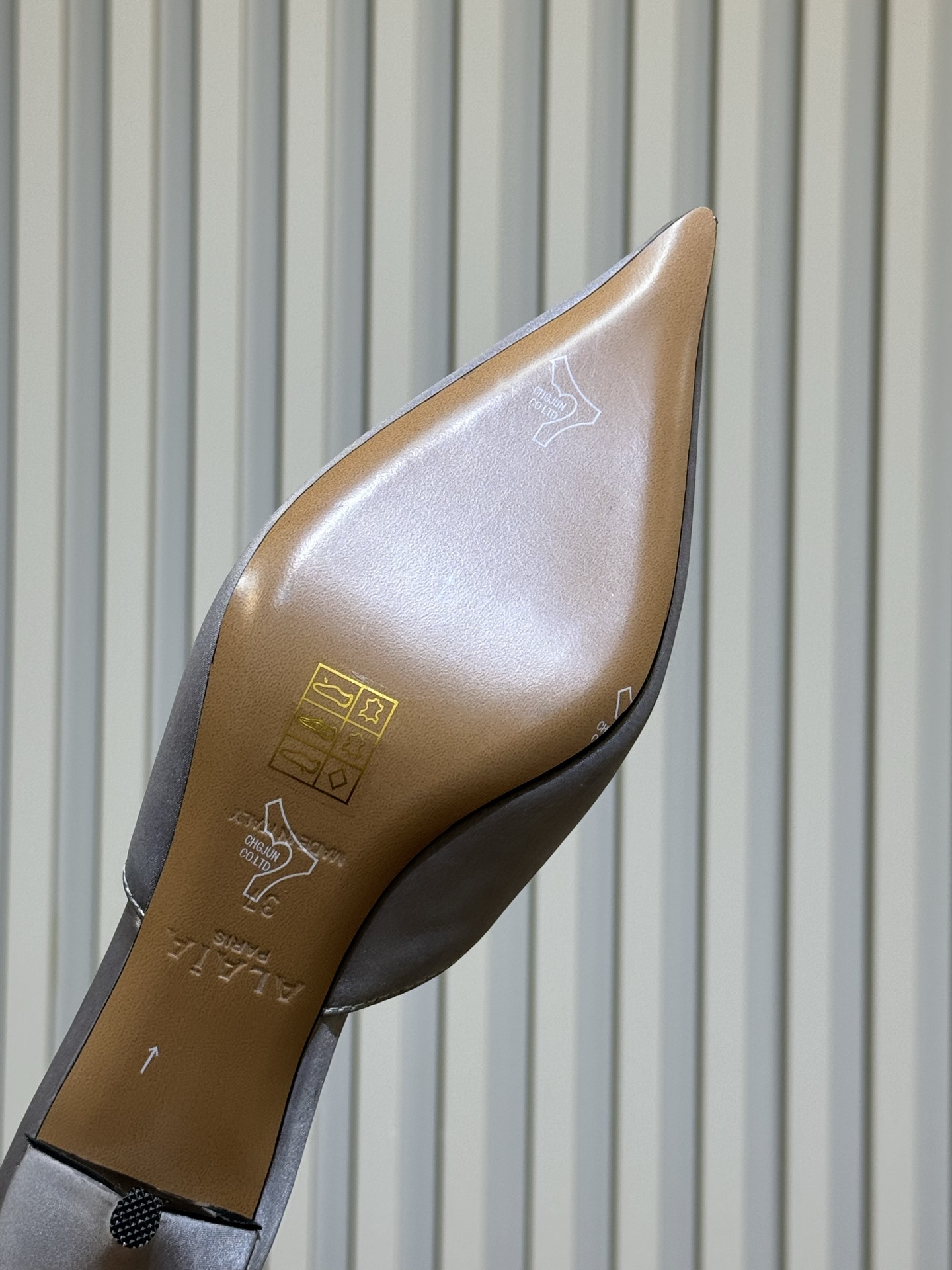 Alaia 26ss早春新款 穿上就会心动的尖头高跟鞋透明设计超显腿长 alaia爱心高跟鞋 爱心的设计