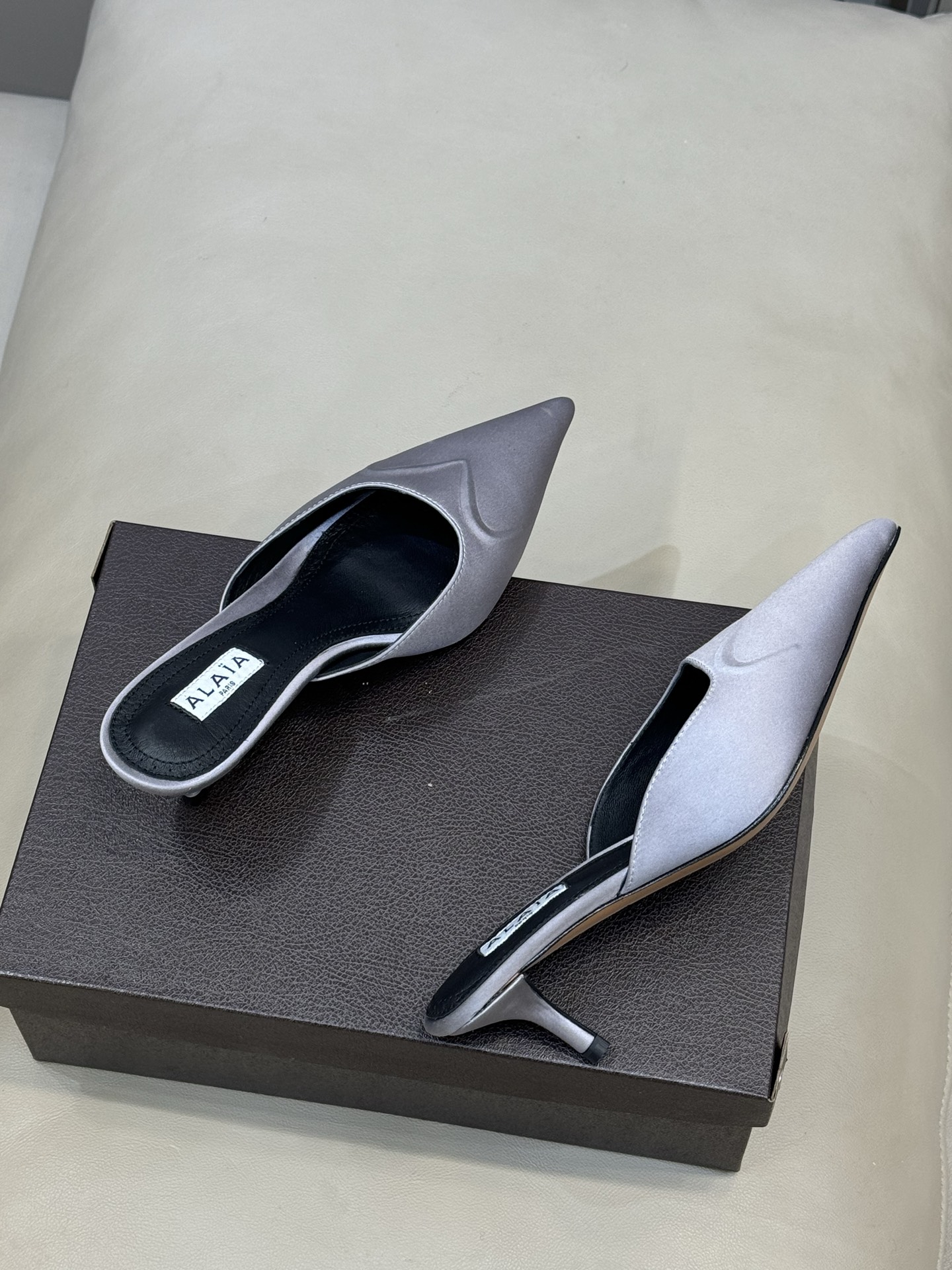 Alaia 26ss早春新款 穿上就会心动的尖头高跟鞋透明设计超显腿长 alaia爱心高跟鞋 爱心的设计