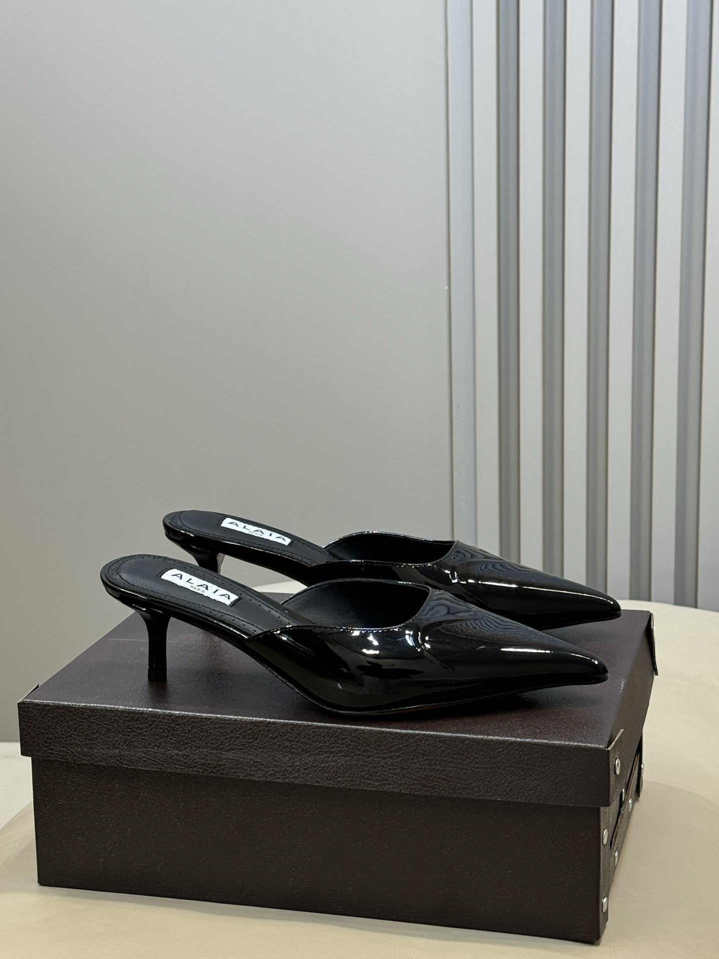 Alaia 26ss早春新款 穿上就会心动的尖头高跟鞋透明设计超显腿长 alaia爱心高跟鞋 爱心的设计