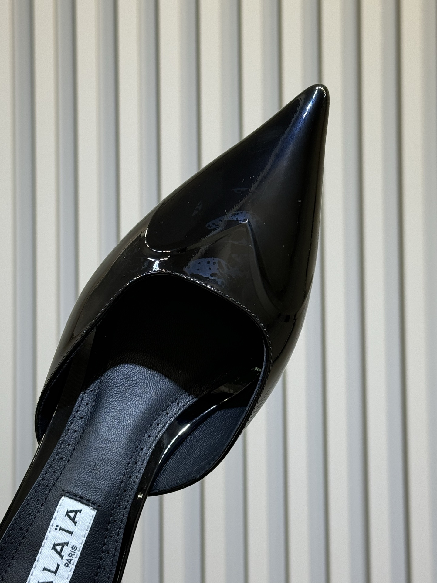 Alaia 26ss早春新款 穿上就会心动的尖头高跟鞋透明设计超显腿长 alaia爱心高跟鞋 爱心的设计