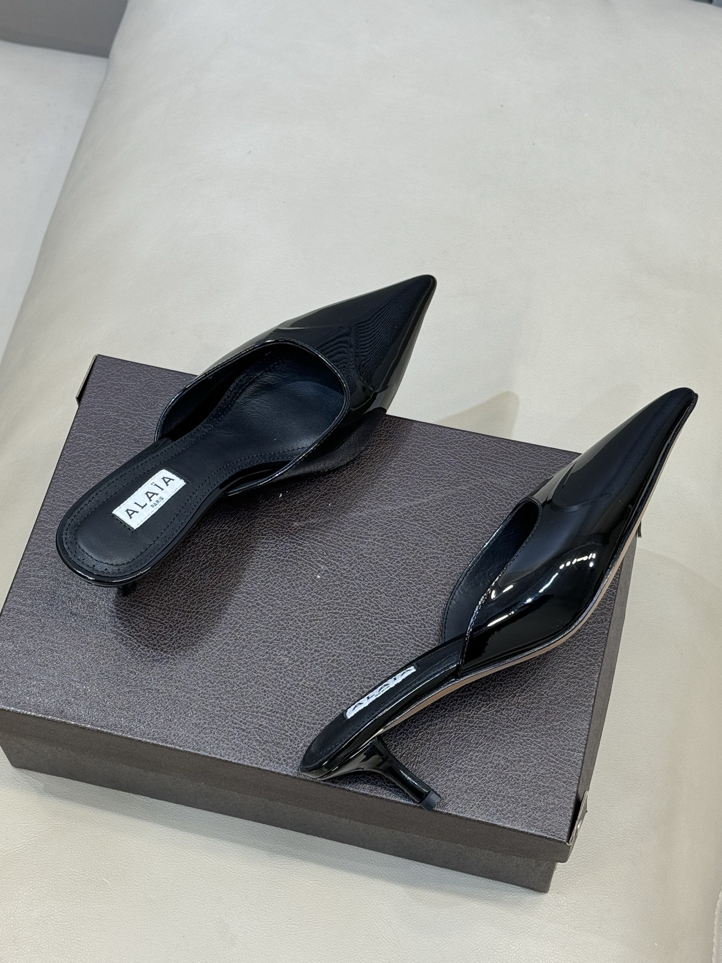 Alaia 26ss早春新款 穿上就会心动的尖头高跟鞋透明设计超显腿长 alaia爱心高跟鞋 爱心的设计