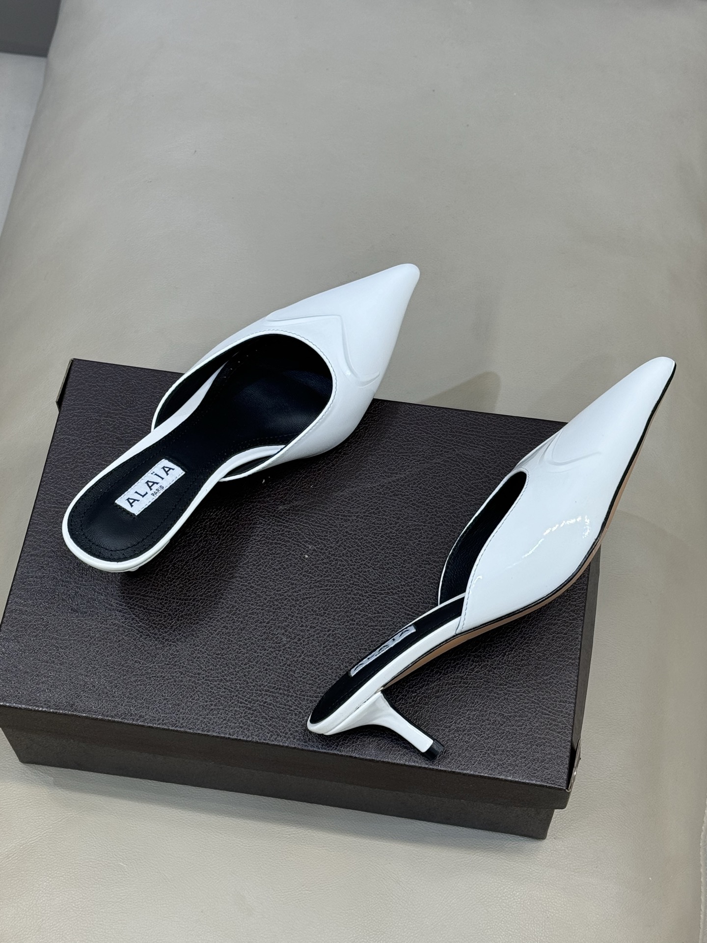 Alaia 26ss早春新款 穿上就会心动的尖头高跟鞋透明设计超显腿长 alaia爱心高跟鞋 爱心的设计