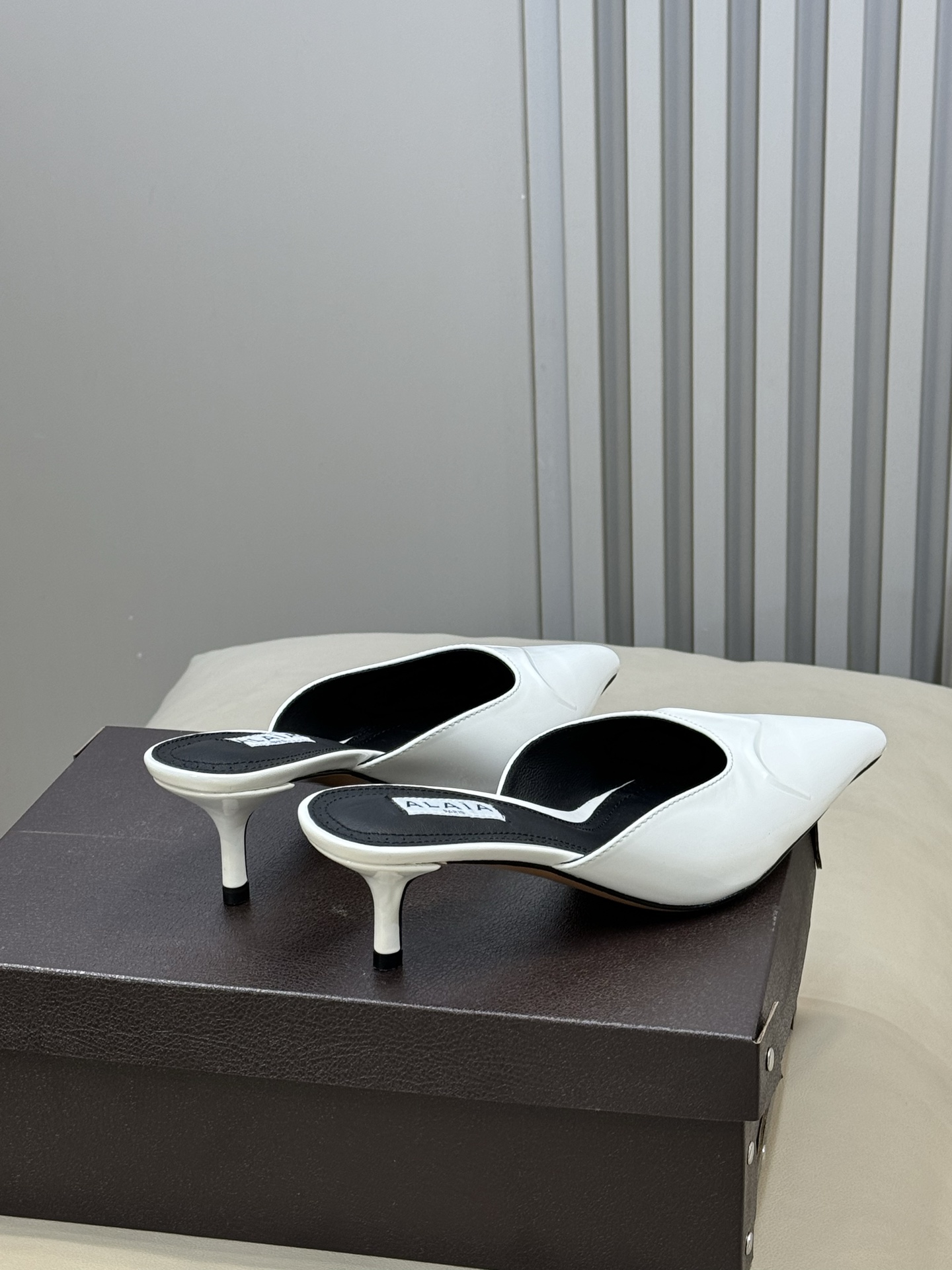 Alaia 26ss早春新款 穿上就会心动的尖头高跟鞋透明设计超显腿长 alaia爱心高跟鞋 爱心的设计