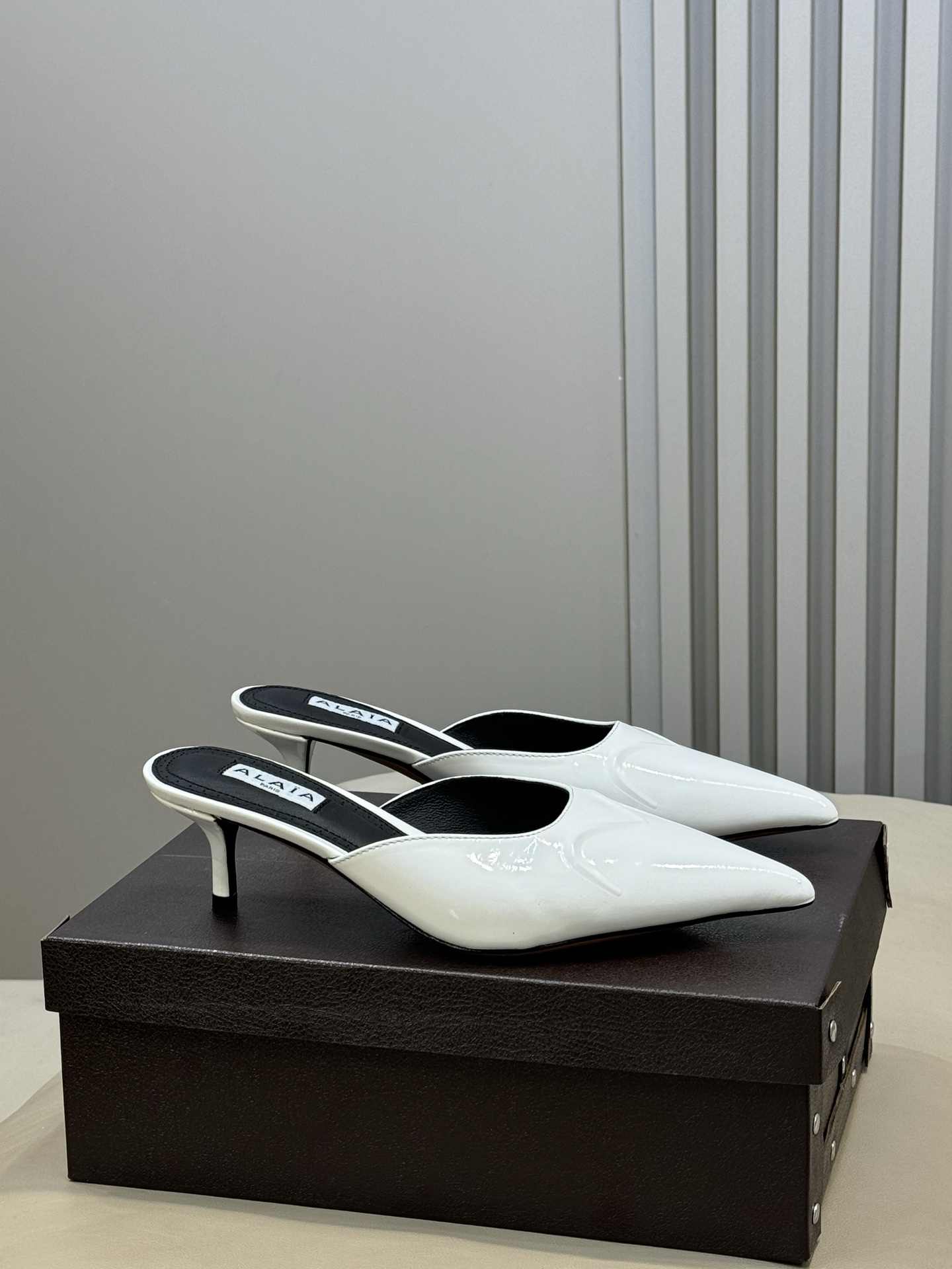 Alaia 26ss早春新款 穿上就会心动的尖头高跟鞋透明设计超显腿长 alaia爱心高跟鞋 爱心的设计