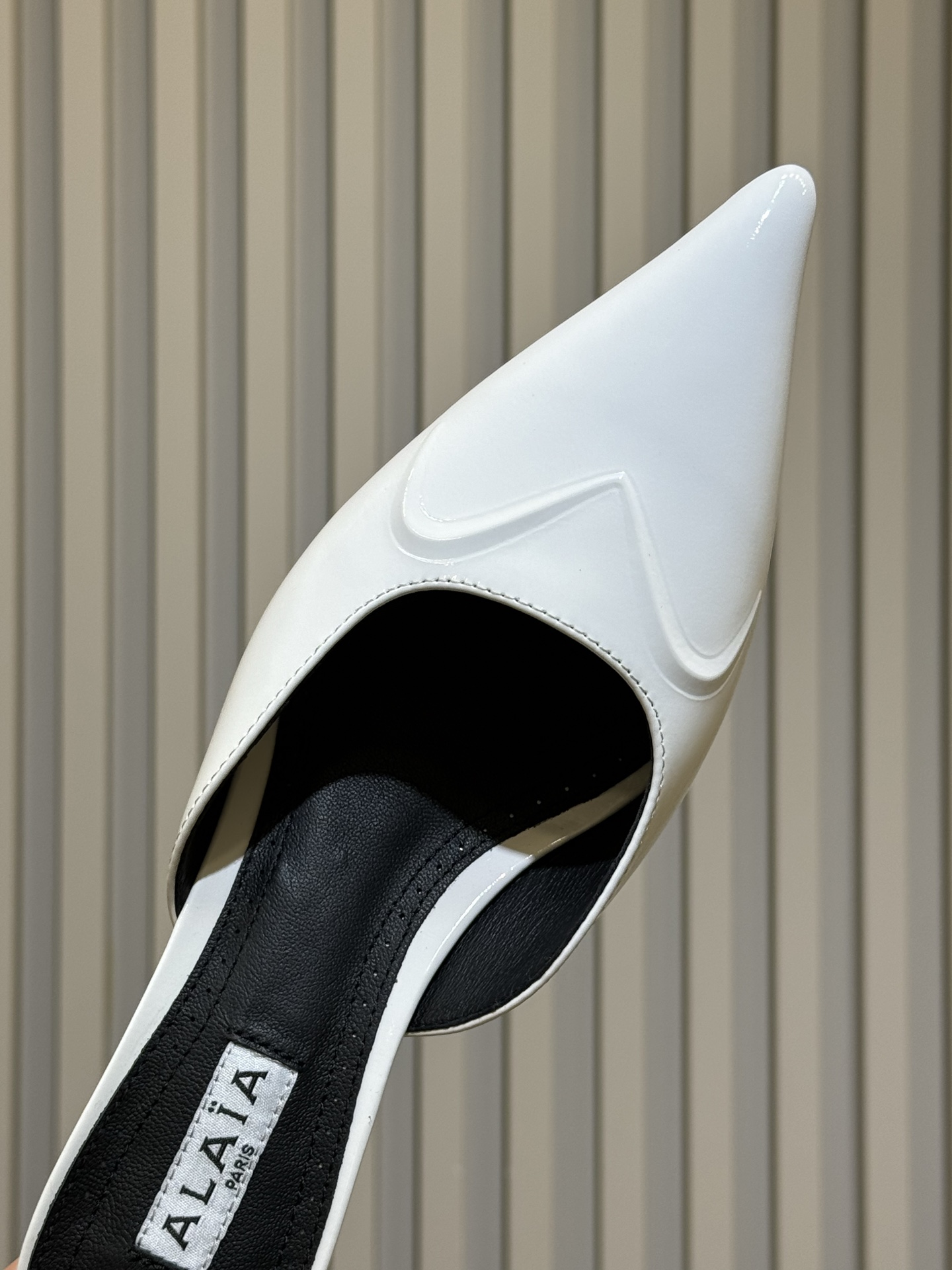 Alaia 26ss早春新款 穿上就会心动的尖头高跟鞋透明设计超显腿长 alaia爱心高跟鞋 爱心的设计