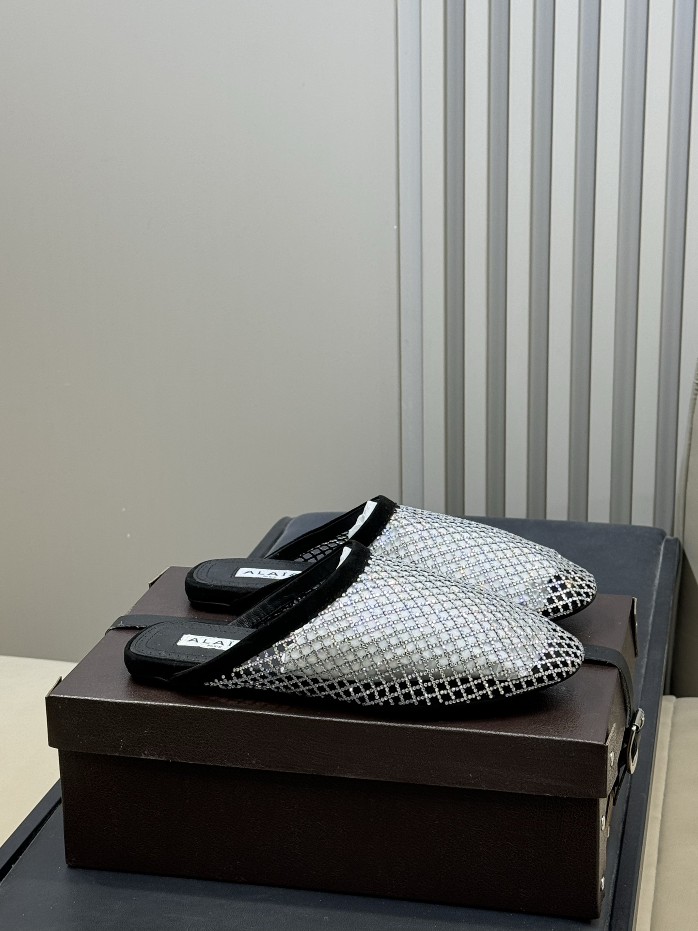 NO:652629,Single drag alaia 26c new arrival～Fishnet series is a popular item with popular aesthetics. But it should be this year. This brand will probably be out of business after this year, so while it is hot, hurry up and be fashionable!  size 35-41,half slippers,alaia19860909单 拖 alaia 26c new arrival～渔网系列 爆单品,时下流行审美.不过应该就今年吧,这牌子过了今年应该没戏,所以趁着有热度,赶紧时髦一把！ size 35-41,半拖单鞋,alaia,Women's Shoes