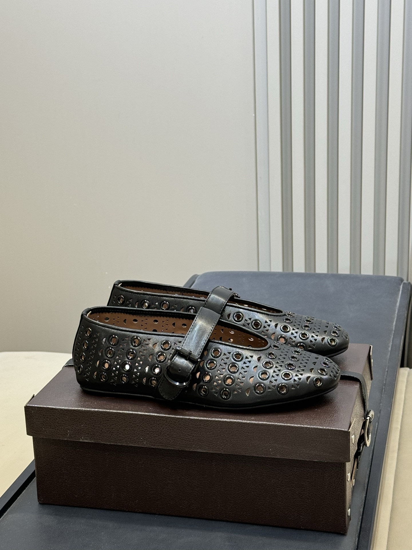 NO:652637,ALAiAI 26c new arrival~ If your impression of balletcore ballet style is still limited to soft tones and strappy elements, ALAIA is here to show you the advanced version of ballet aesthetics!  Combining ballet shoes with metal elements, you get the new WS25 Vienne metal hole ballet shoes. Who said that balletcore only has a sweet style? This kind of sweet and cool is the king!  Made of lambskin inside and outside, soft rubber sole, perfect foot feel, size 35-41, ballet shoes, alaia, sheepskin19860909ALAiAI 26c new arrival～ 大家对balletcore 芭蕾风的印象是不是还停留在柔和色调和绑带的元素,ALAIA来向你展示芭蕾美学的进阶版！将芭蕾舞鞋和金属元素进行结合就得到了WS25新款 Vienne 金属洞眼芭蕾舞鞋 谁说balletcore 只有甜甜的风格,这种又甜又酷才是王炸好吗！ 里外小羊皮材质,软胶底,脚感满分 size 35-41,芭蕾舞鞋,alaia,sheepskin,Women's Shoes