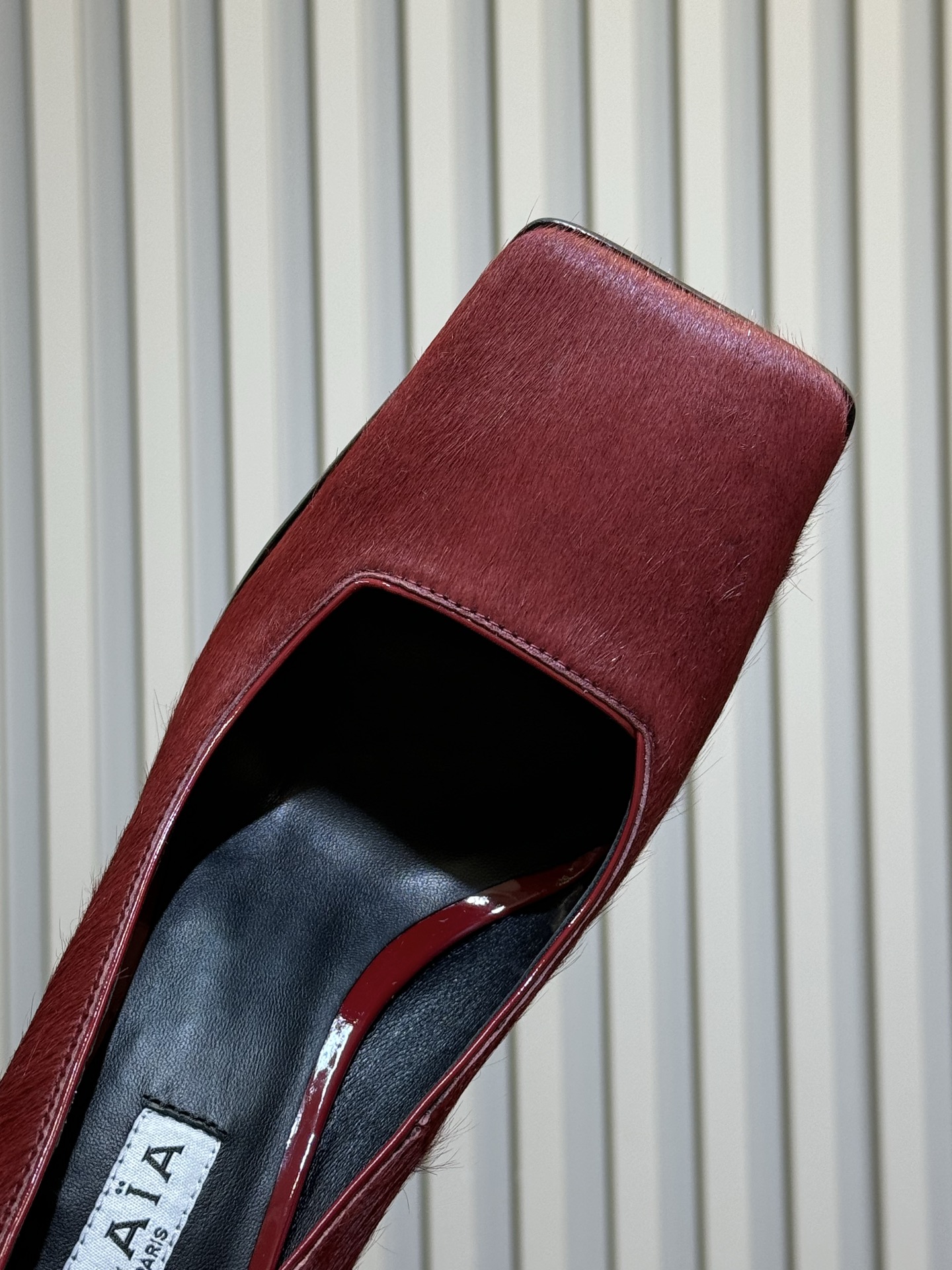 Alaia 26ss早春新款方头绒面高跟鞋这双方头高跟鞋 质感细腻低调 优雅复古气质满分经典方头+中跟设