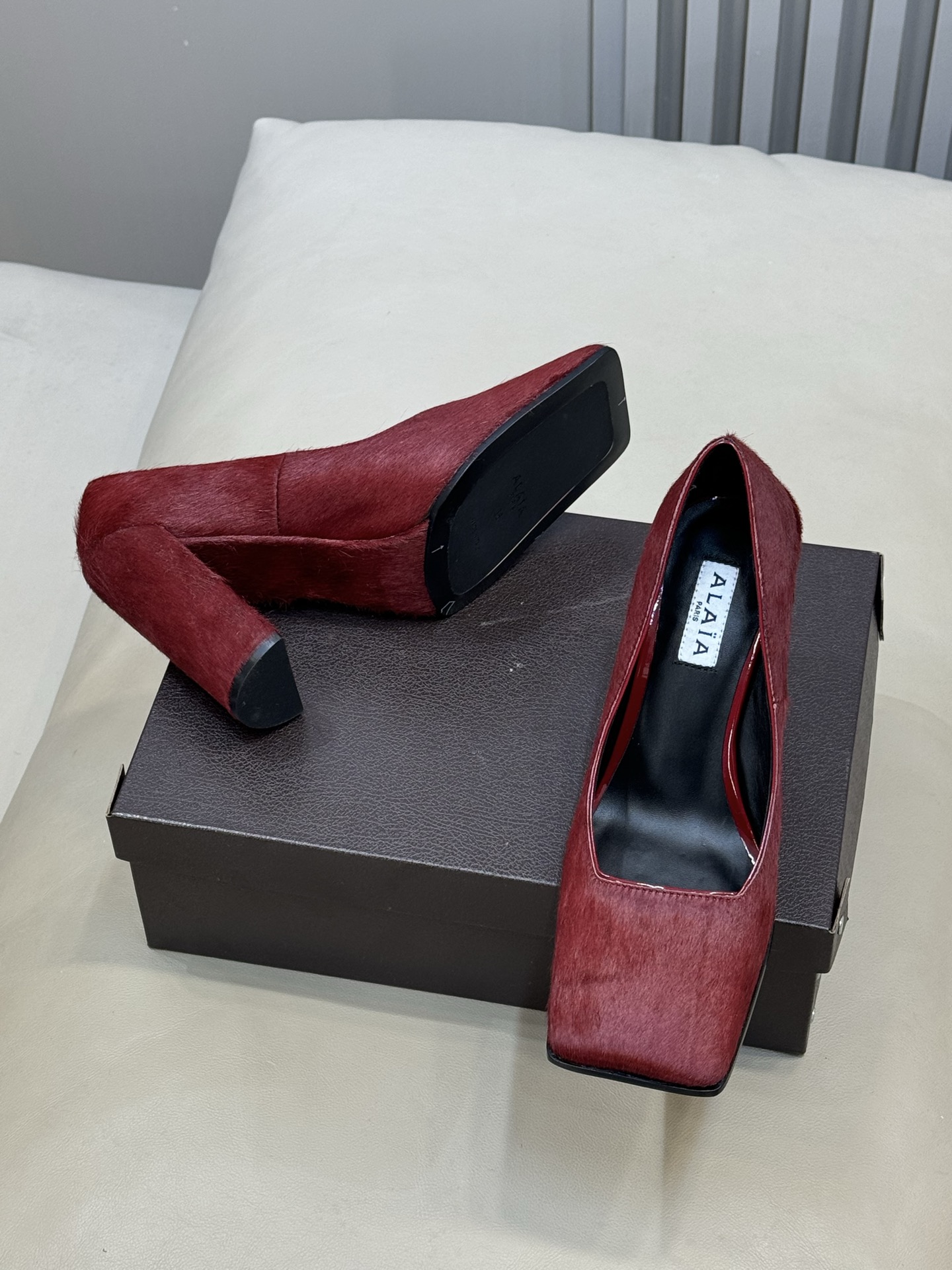 Alaia 26ss早春新款方头绒面高跟鞋这双方头高跟鞋 质感细腻低调 优雅复古气质满分经典方头+中跟设