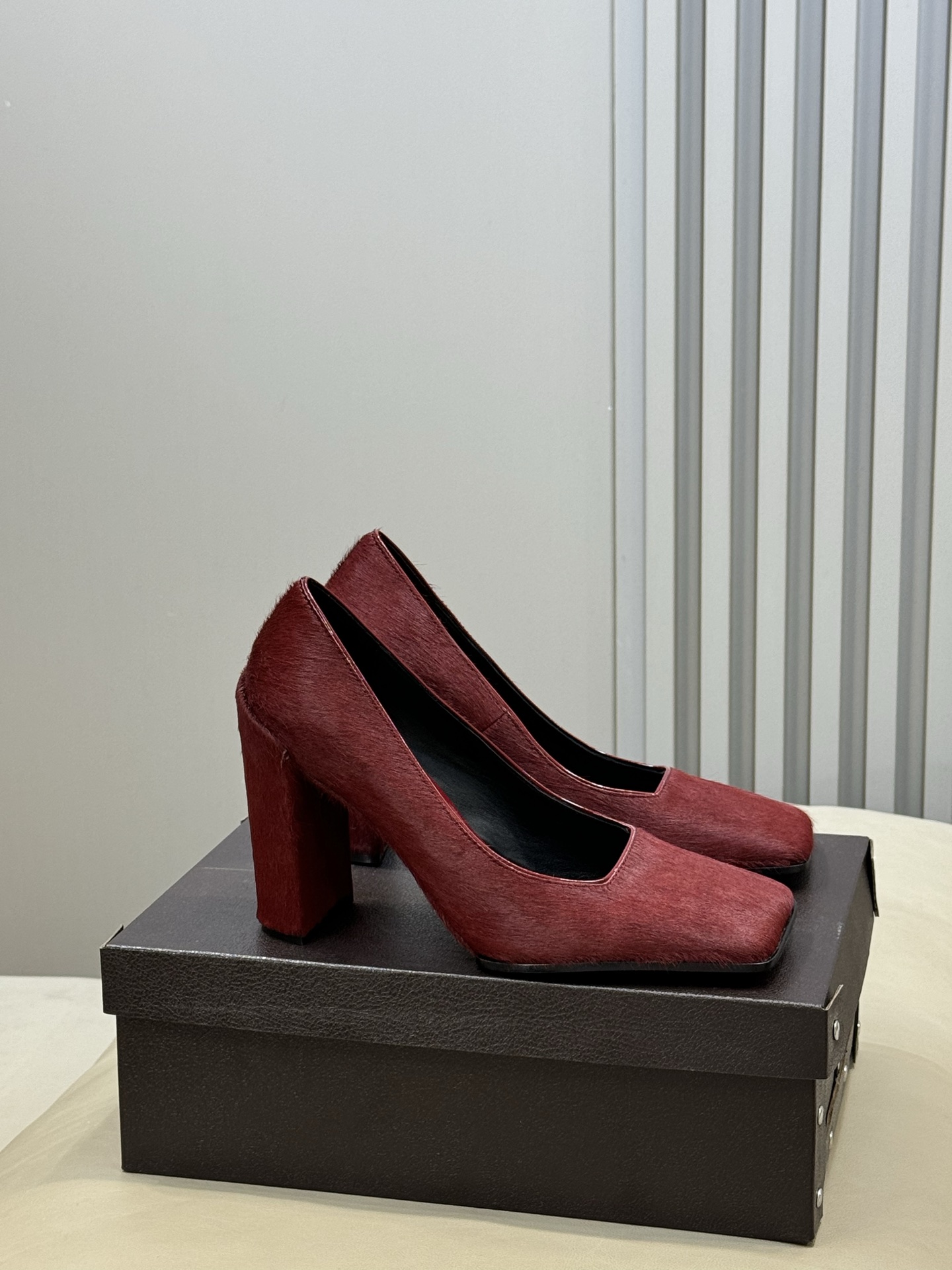 Alaia 26ss早春新款方头绒面高跟鞋这双方头高跟鞋 质感细腻低调 优雅复古气质满分经典方头+中跟设