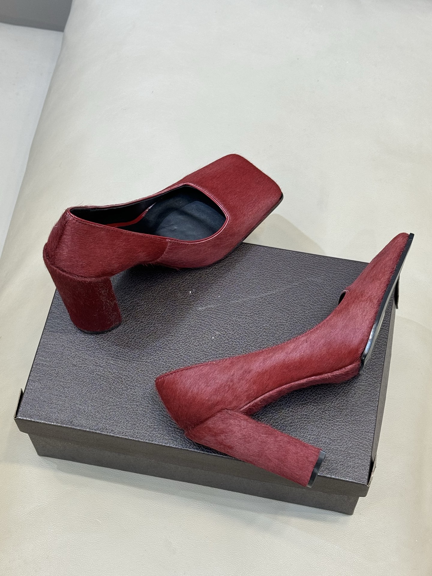 Alaia 26ss早春新款方头绒面高跟鞋这双方头高跟鞋 质感细腻低调 优雅复古气质满分经典方头+中跟设